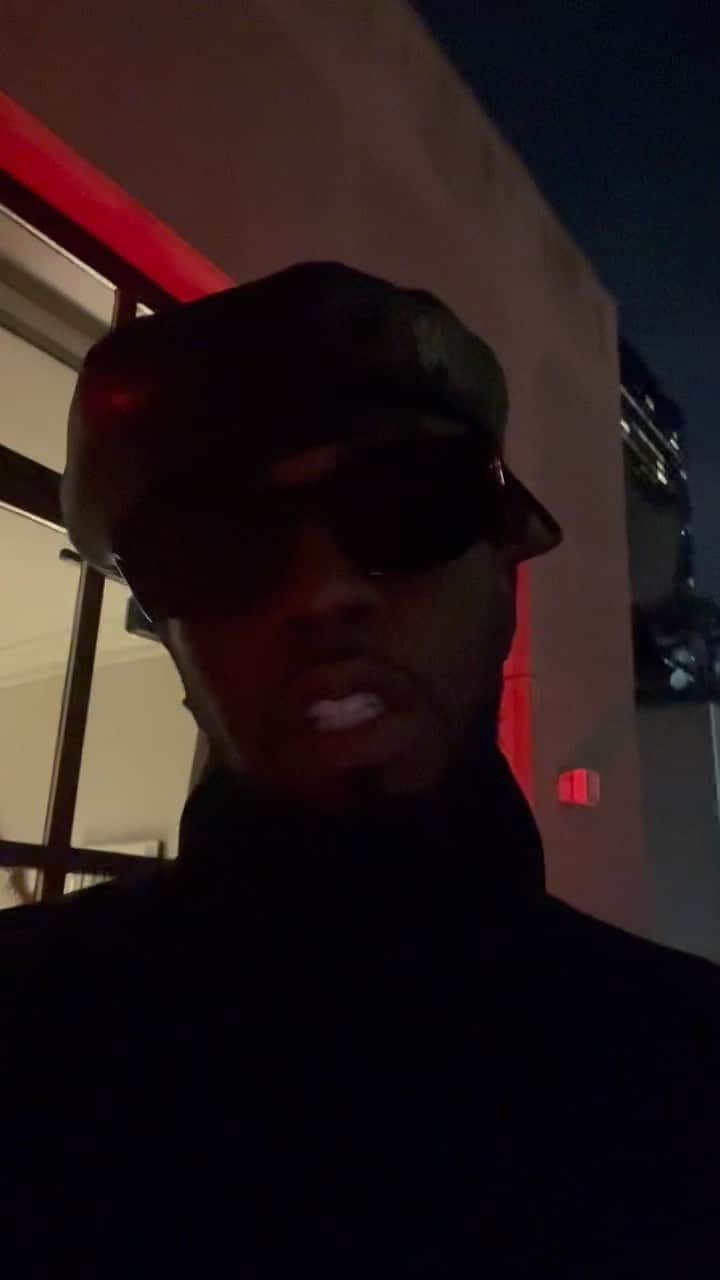 ディディのインスタグラム：「ATTENTION NEW YORK!! IT’S GOING DOWN TOMORROW AT @THEBROOKLYNBOARDWALK @DAYPARTYNY!! GET YOUR TICKETS AND PULL UP EARLY!! AIN’T NO PARTY LIKE A DIDDY PARTY!!  LOVE! LOVE!! LOVE 🖤🙏🏿💫⚡️✨」