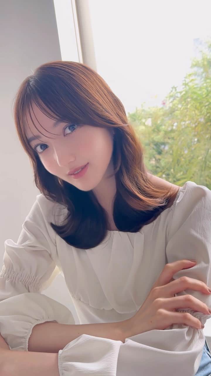 高橋英昇のインスタグラム：「最近トレンドの前髪束感シースルーです❤︎ バームを使うとやりやすいです🙆‍♀️ オーダーの際に保存してお使いください✨ ˗˗˗˗˗˗˗˗˗˗˗˗˗˗˗˗˗˗˗˗˗˗˗˗˗˗˗˗˗˗˗˗˗˗˗˗˗˗ ⁡ ◌ @eisho_coa  ⁡ 前髪顔周りのどんな悩みも 是非ご相談下さい✨ ⁡ ☑︎流し前髪だけど要望と違う ☑︎前髪顔周りを切られすぎる ☑︎顔周りがなくて困っている ☑︎前髪が巻きづらく上手くいかない ☑︎変な毛がいつも前髪に出てくる ☑︎扱いづらくて困っている ☑︎おでこが狭くて悩んでいる ⁡ などなど 少しでも気になることは全てお聞かせ下さい✨ メモ持ってきても大丈夫です📝 ⁡ ˗˗˗˗˗˗˗˗˗˗˗˗˗˗˗˗˗˗˗˗˗˗˗˗˗˗˗˗˗˗˗˗˗˗˗˗˗˗ ⁡ ⁡ ◌ 料金 ◌ ・カット ¥8800 ・カット 𓂃 トリートメント ¥12100 ・カット 𓂃 カラー ¥17600 ・カット 𓂃 カラー 𓂃 トリートメント ¥22000 ⁡ ※初回のみ指名料+¥3300かかります。 2回目以降は指名料無料です。 ⁡ ⁡ 𓂃 よくあるご質問 𓂃 ⁡ ⁡ Q . 予約はどうしたらいいですか？ ⁡ ✎ プロフィールのURLからお待ちしております✨ ⁡ ⁡ Q . 場所はどちらですか？ ⁡ ✎ 東京都中央区銀座6-13-9 GIRAC GINZA 7F 【銀座駅5分、東銀座駅から徒歩3分】 ⁡ ⁡ Q . 投稿に可愛い子しか載っていないですが、 私が行っても大丈夫ですか？ ⁡ ✎もちろん大丈夫です。 僕のお客様は【3歳〜74歳】の 子連れ様から老若男女幅広いの方が ご来店してくださっております。 女性は必ず可愛くします！ 実は男性のカットも得意です。 最近ご紹介もかなり多いです✨ ⁡ Q . どんな美容師？ ⁡ ✎ お話するのが好きです✨ ただ施術中は技術に没頭する時があり その時はあまり話さなくなります✂︎ ⁡ Q . カウンセリングはしっかりしてもらえますか？ ⁡ ✎もちろんです！ 前髪顔周りの生え際、癖毛、割れめ、こめかみ、 頬骨、えら、丸顔、面長、りんかく などのお悩みもしっかりカウンセリングさせて頂いてから 施術に入らせて頂きますのでご安心ください✨ ⁡ ⁡ カットは【前髪】【ロングレイヤー】 が好きですが、 ミディアム、ボブ、ショート、 メンズカットも好きです。 巻きも得意なので、 知りたい方はなんでもお伝えします✨ ⁡ カラーはブリーチなしのワンカラーで 【艶感】【透明感】【くすみ感】が出るように 300種類以上の中から 独自の配合で調合しております。 ⁡ ストレートはダメージを最小限で抑えられるように かなりこだわっています！ 微アルカリ〜弱酸領域の範囲で施術するので 基本的に【ヘアカラー】と同時施術が可能です✨ ⁡ トリートメントはできるだけ長持ちできるように 【手触り】【質感】にこだわっています！ あとはアウトバスのヘアケアも重要なので 興味ある方はしっかり説明しています✨ ⁡ パーマは最近持ちの良いデジタルパーマが好きです。 熱処理する事で普通のパーマより持ちが良くなります。 僕の使う薬剤は基本的にダメージを最小限でかけるので コテを使って巻いても大丈夫です。 巻かなくても普段のスタイリングはかなり楽になります✨ ⁡ #銀座　#千葉　#前髪カット　#顔周りカット　#小顔カット　#おくれ毛カット　#顔周り　#前髪　#シースルーバング　#かきあげ前髪　#小顔に見える顔周り #小顔カット #似合わせカット　#おくれ毛　#前髪顔周り似合わせ」