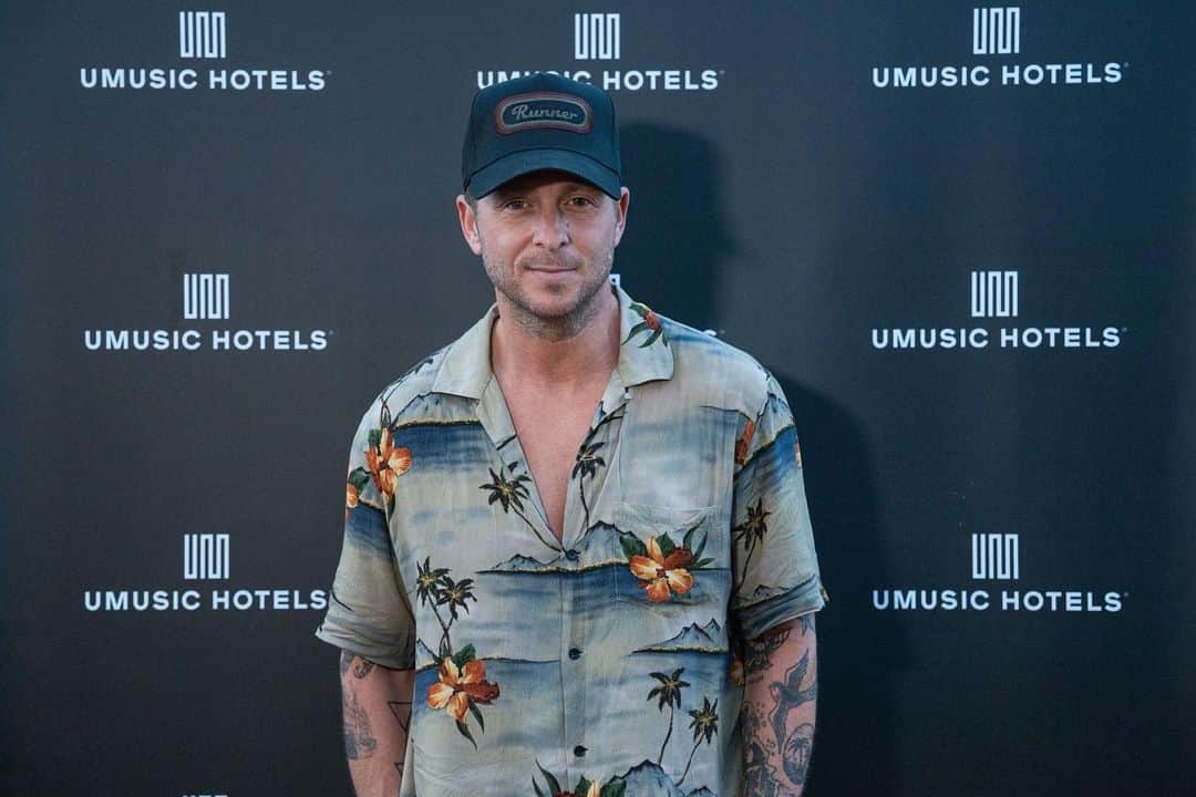 ライアン・テダーのインスタグラム：「Thank you @umusichotelmadrid for such an amazing night!! I ❤️ ❤️❤️❤️ Madrid, loved the show & the new hotel is legit amazing I’ll happily take some room comps for a month ASAP ;) 🙌🙌- muchas gracias !! @umusichotelmadrid @universalmusicgroup @teatroalbeniz #umhmadrid #umusichotelmadrid」