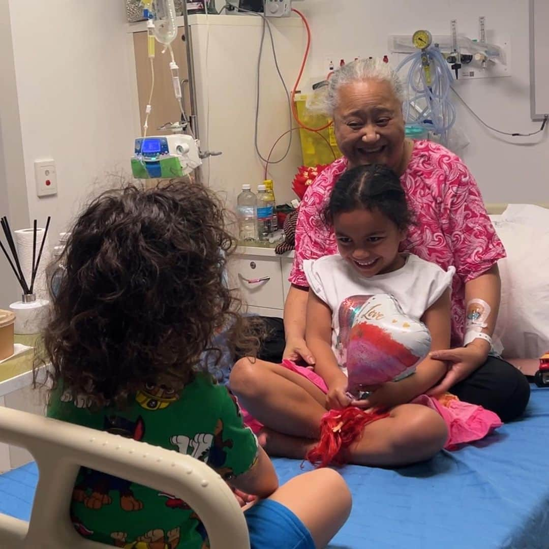 バレリー・アダムスさんのインスタグラム写真 - (バレリー・アダムスInstagram)「Aunty Neta holds a cherished spot in our hearts, standing out among the special individuals in our lives🫶. Her stay at the hospital has extended beyond our expectations, and the path ahead remains uncertain. Nevertheless, her unwavering belief in the Heavenly Father continues to inspire us all🙏🏽. In this short visit, we experienced a whirlwind of emotions, filled with love, laughter, tears, and happiness😘. Our love for you knows no bounds, and we will be back soon🙌🏽❤️.  #makingmemories #family #houmabloodline #auntyneta #nananeta #ofaatu #sydney #getwell」9月17日 12時25分 - valerieadams84