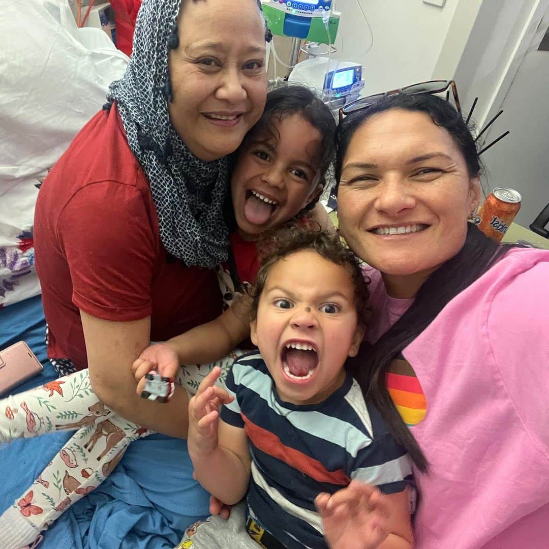 のインスタグラム：「Aunty Neta holds a cherished spot in our hearts, standing out among the special individuals in our lives🫶. Her stay at the hospital has extended beyond our expectations, and the path ahead remains uncertain. Nevertheless, her unwavering belief in the Heavenly Father continues to inspire us all🙏🏽. In this short visit, we experienced a whirlwind of emotions, filled with love, laughter, tears, and happiness😘. Our love for you knows no bounds, and we will be back soon🙌🏽❤️.  #makingmemories #family #houmabloodline #auntyneta #nananeta #ofaatu #sydney #getwell」