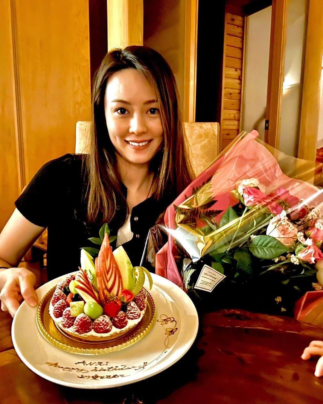 のインスタグラム：「かわいい手がケーキを狙っている♡ タルトケーキみんなでいただきました🎂 息子も嬉しそうにパクパク🤤🍰 みんなで過ごす特別な時間を ありがとうです😊💐  #birthday  #birthdaycake  #family  #温泉」