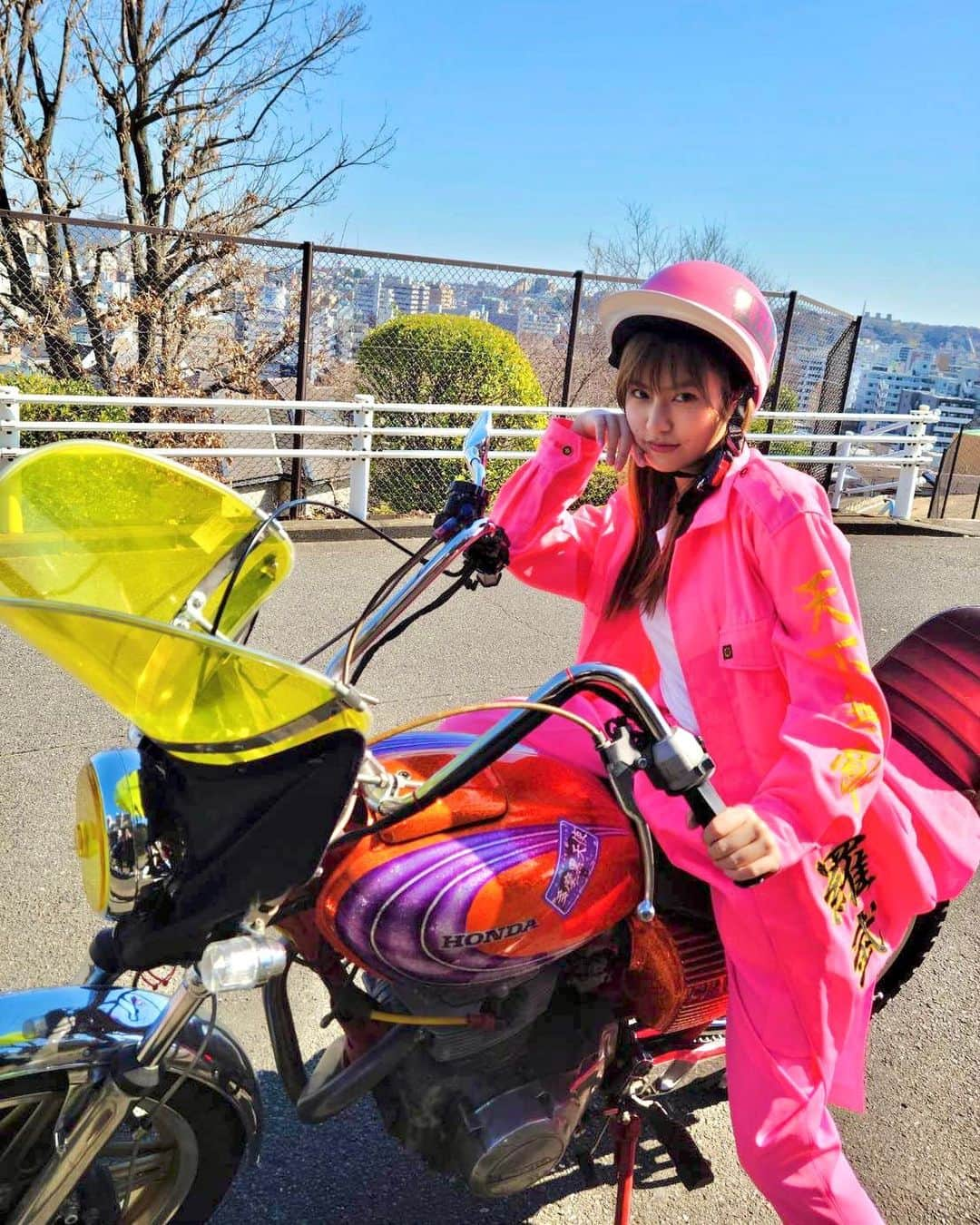 恒松祐里のインスタグラム：「映画「#Gメン」ラストオフショット🏍️💗 レディースのヘッド，レイナちゃんは乗っているバイクも カッコいい！！！ 私はバイクの免許を持っていないので、運転シーンの時は 別の方がカッコよく乗って下さりました🏍️ 跨っているだけですが、普段乗らないので緊張しました笑  沢山の方から映画の感想を頂けて嬉しいです！ まだまだ #Gメン を宜しくお願い致します💕 #恒松祐里」