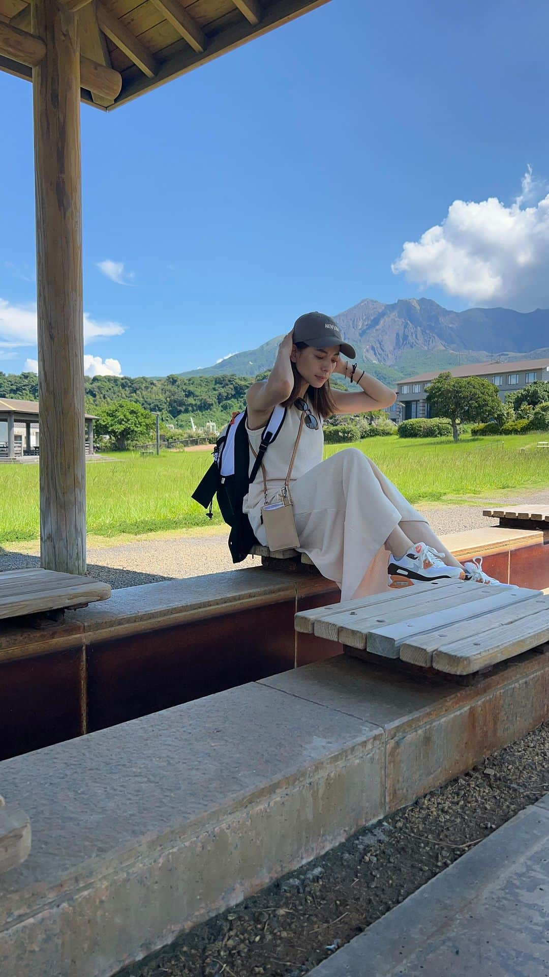 YUUKIのインスタグラム：「✈️ 初鹿児島へ弾丸トリップ🏝️♡ セール期間で航空券をお得にゲットで 一安心しちゃうタイプ😂  当日までノープランで飛行機待ち時間で 行き先をあれこれ🤔考えて、到着後すぐ1人桜島へ。 そこから素敵な旅の始まり😆👍✨  相棒と合流して…指宿に移動して⛱️砂蒸し風呂🧖‍♀️ というバタバタスケジュールも我々っぽい🫣笑 思ってた以上に最高に気持ち良い‼︎  指宿から自転車🚲で猛ダッシュして知林ヶ島へ行き 運良く島🏝️まで渡れた奇跡🩵 帰りも猛ダッシュして、出発5分前🕰️ 念願のいぶたま列車に乗れたのもまた奇跡✨  穏やかな人柄、山も海も自然いっぱい✨ ご飯がとにかく美味しい😋‼︎ また絶対行きたい場所になりました✨  「ゆきんこ〜鹿児島来る⁉︎ 😄」 カズのノリのいい一声が、 また新たな楽しい時間になりました💓いつもありがと〜 @___kach_   #japan #travel #kagoshima #nature #naturephotography #ootd #trip #photooftheday #鹿児島 #桜島 #知林ヶ島 #知林ヶ島渡島体験 #指宿のたまて箱 #指宿 #砂蒸し風呂 #弾丸旅行 #ことりっぷ #女子旅」