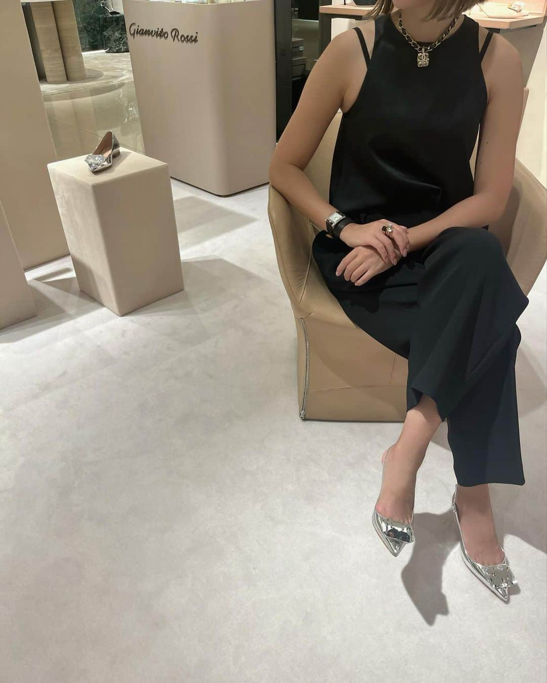 TOMOのインスタグラム：「@GianvitoRossi   💎Jaipur (ジャイプール)collection  宝石みたいな大きなモチーフがインパクト大💎 秋冬のニットコーデにめちゃ合うなぁ。 ポイントになるよなぁ。洒落やんな。。と妄想膨らむ。 シルバーのフラットか、バックストラップのんか迷う。。  📍阪急梅田本店コトコトステージ42 9/26までPOPUP開催中  #PR #Gianvitorossi #MyGianvito」