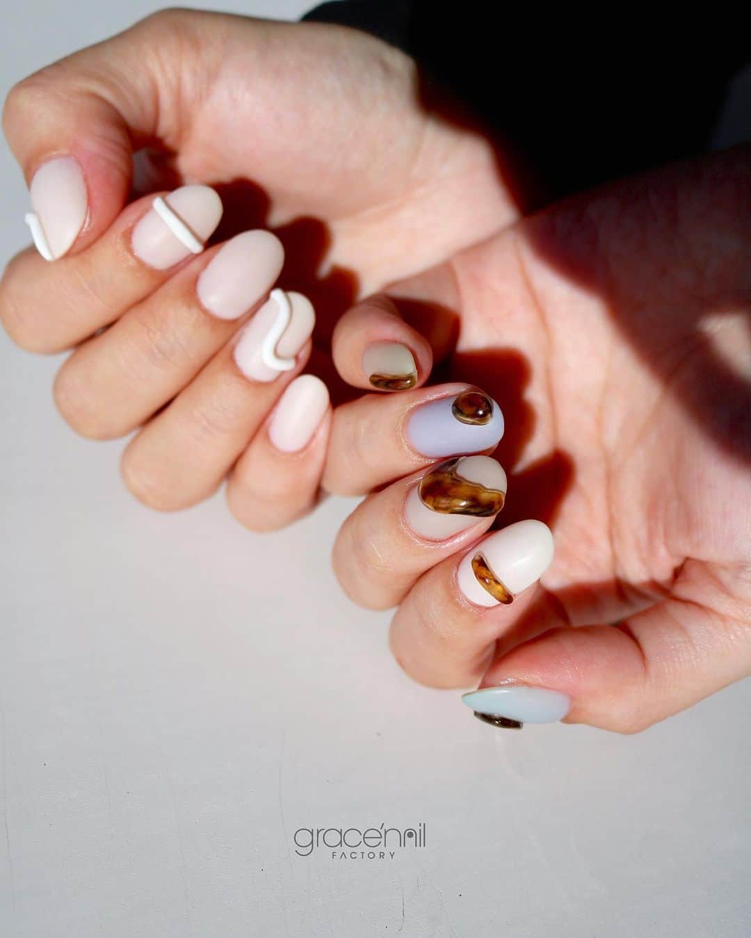 のインスタグラム：「秋の大人マット  #デザインコースgnf  @gracenailfactory_haruka   ______________________ 《grace'nail factoryのこだわり》  ✔︎design policy ネイルは一番身近な芸術 お客様の満足、感動、好奇心を満たす、オリジナルアートのクリエイションにつとめております  ✔︎育爪policy お爪本来の力を育つよう 丁寧なケア、爪質改善のためのアプローチを行なっています  ・アセトン不使用（当店オフの場合」 ・フィルイン ・ウォーターケア付き ・お爪周りの角質ケア  お爪の健康を大切にしていきたい方 、爪質改善を求めている方、ジェルネイルの持ちを良くしたい方に 喜ばれています  ✔︎おもてなしpolicy お客様が【ここへ来たら元気になれる】と喜んでいただけるような〝心〟ある空間づくりを大切にしています  ✔︎エシカルへの取り組み 人への影響だけではなく、地球環境に配慮した良質な商材選びにこだわっています  ——  @gracenailfactory   大阪市西区南堀江1-21-9 南堀江ビル2階  ☞堀江公園のすぐそば ☞レンガ色の入り口  定休日/木曜日 平日10:00-18:30（最終受付） 土日祝11:00-18:30（最終受付）  #堀江ネイル　#マグネットネイル大阪 #大阪ネイルサロン #ウォーターケアのあるサロン  #育爪ネイルサロン  #フィルイン大阪 #個性派ネイル大阪 #カジュアルネイル大阪 #南堀江ネイルサロン #堀江ネイル #ニュアンスネイル大阪  #フットネイル大阪 #インクアート大阪  #ミラーネイル #大人カジュアルネイル #ネイリスト採用大阪 #巻き爪ケア大阪 #네일 #泡ネイル #バブルネイル #ネイリスト求人大阪 #秋ネイル #nail」