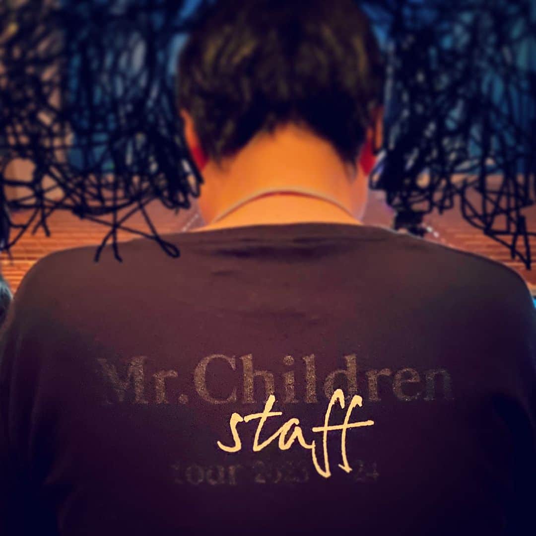 のインスタグラム：「Mr.Childrenのツアーの総合舞台監督をされてる向井紀久夫さん。  演奏とお客様を第一に考えておられ、すべてに目を配らせ世界観を作られます。 アートワーク担当であり新参者の私にも優しく耳を傾けてくださり、常にギリギリまで挑戦している背中を見てるだけで熱くなります。  向井さんとコンサートにおける舞台の話をしていると、最近はではどんどん機材が進化しシステムになってきてるけど、やっぱり心で感じて手で調整するのを大切にされてます。  若い方々は、手作業を体験できないかもしらないけど、目の前の仕事だけでなく、コンテンポラリー、演劇、ダンス、歌舞伎…沢山の舞台を生でみてほしいとおっしゃってました。  勉強になります。  沢山の素敵なスタッフに恵まれ、みんなで歩んでいくMr.Childrenのお兄様方。 そのお人柄と生み出す音楽が愛されてるからだと思います。  私も、もっと現場でスタッフひとりひとりを大切にしなきゃと思います。  そんなことをも思いなら 突然涙が出るのは歳だからでしょうかw  創作の現場はつねに熱くて美しいです。」