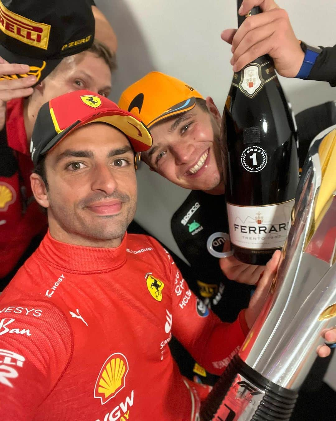 カルロス・サインツJr.のインスタグラム：「CARLANDOOOO 1-2!」