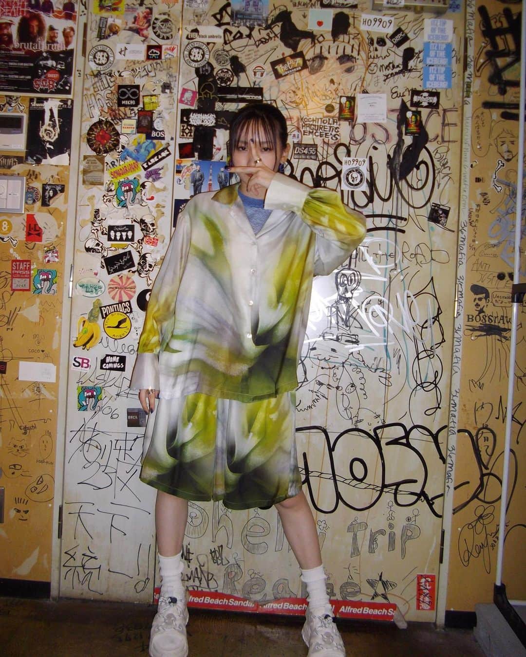 のインスタグラム：「@youca1220 さんが昨日撮ってくれた一枚📸 古いデジカメらしく味があってよい✌︎  スタイリングは @stylist_fujimoto さん☺︎」