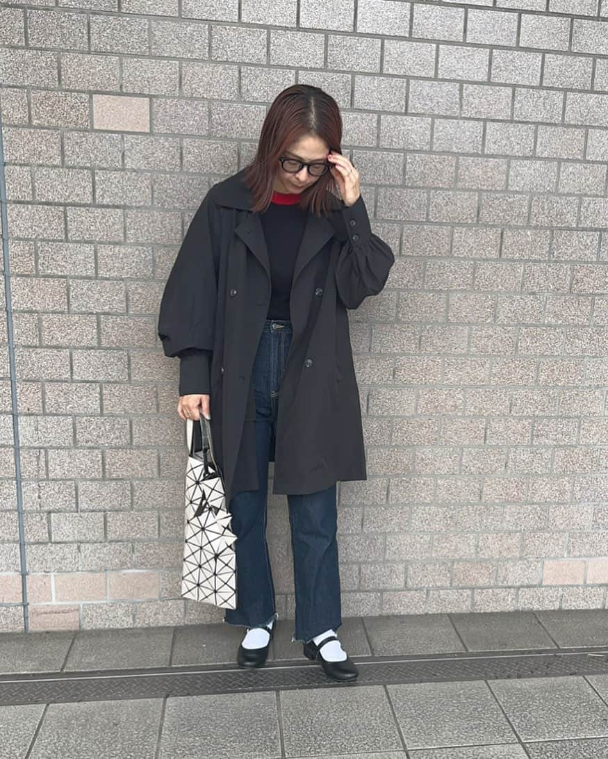 ナカイシミキさんのインスタグラム写真 - (ナカイシミキInstagram)「今年もかわいいショートトレンチ🧥  安定の　@bonlecill_official   162cmでこの丈感 新色追加で再入荷してるよ  フレアな形だけど 甘くなりすぎず、身長ちっちゃめなお母さんも気に入ってた🫶  シューズでキレイめに🎀 ヒールも安定感あって歩きやすいし やっぱり白ソックスが合う🧦  ✔︎2way バックヨーク ボリュームスリーブ ショートトレンチコート ZOZO検索：BLEco755 ✔︎クラシックメリージェーンシューズ Z0Z0検索 ：BLEbu163  #bonlecill #ボンルシール #PR #新商品 #NEW #トレンチコート #トレンチコートコーデ #ショートトレンチ #ショート丈アウター #アウターコーデ #秋アウター #冬アウター #ボリューム袖 #ボリュームスリーブ #zozotown #メリージェーンシューズ #メリージェーンパンプス #メリージェーン #ストラップシューズ #ローヒールパンプス #パンプスコーデ #ラウンドトゥ #zozotown」9月17日 22時11分 - mikivicious