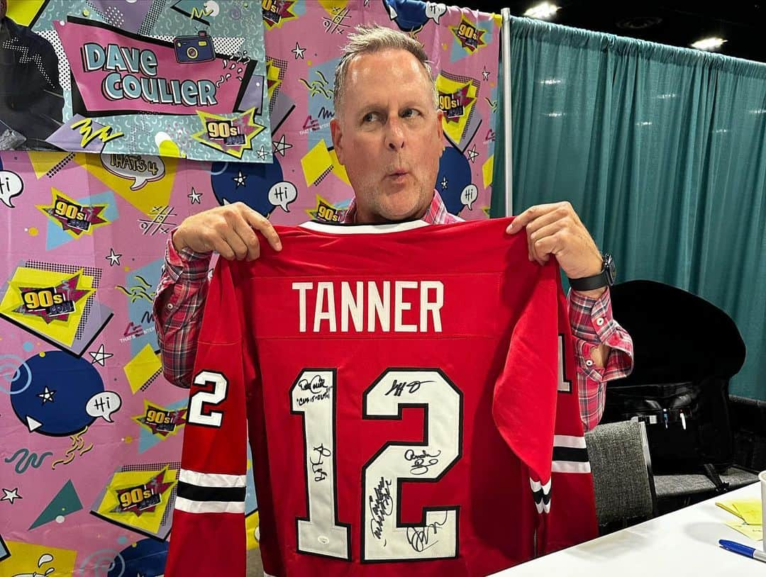 デイブ・クーリエさんのインスタグラム写真 - (デイブ・クーリエInstagram)「Having a blast with my #fullhouse family here at #90scontampa - and the first time I’ve ever signed a ‘Tanner’ family hockey jersey.」9月17日 22時12分 - dcoulier