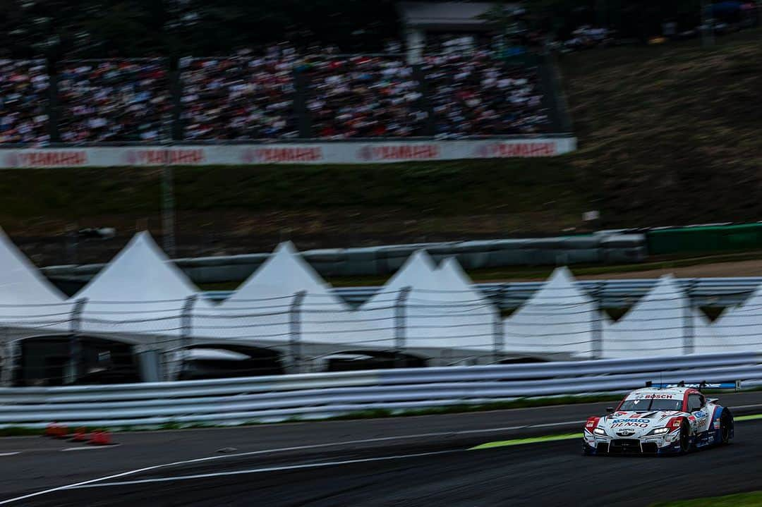 中山雄一さんのインスタグラム写真 - (中山雄一Instagram)「SUPER GT 第6戦 ⁡ 決勝は3位を獲得！！ ⁡ レース後半で勝負をする作戦を取ったので、関口選手は辛いマシン状況での走行となりましたが、ハイペースで周回を重ねてもらったことで、かなり良い展開でレースが進んでいました。しかしセーフティーカーの出動により、一時はゲームオーバーかと。。 ⁡ 関口選手の燃費走行の甲斐もあり、なんとか4位でコースに復帰することができ、4位でのゴールとなりました。 ⁡ 後半スティント重視の作戦はやはりうまく決まって、トップ集団との差を詰めることができていたので、残念なレース展開となりましたが、今回もまたおまけ付きで3位繰り上がり。  ここにきて、チャンピオン争いも射程に入り始めました。 富士、鈴鹿、SUGOとかなり調子がいいので、オートポリスも自信満々で挑みます！！ ⁡ チカラを分けてくれてありがとうございました！🫛🫛🫛  #supergt #tgrteamsard #grsupra」9月17日 22時05分 - yuone_n