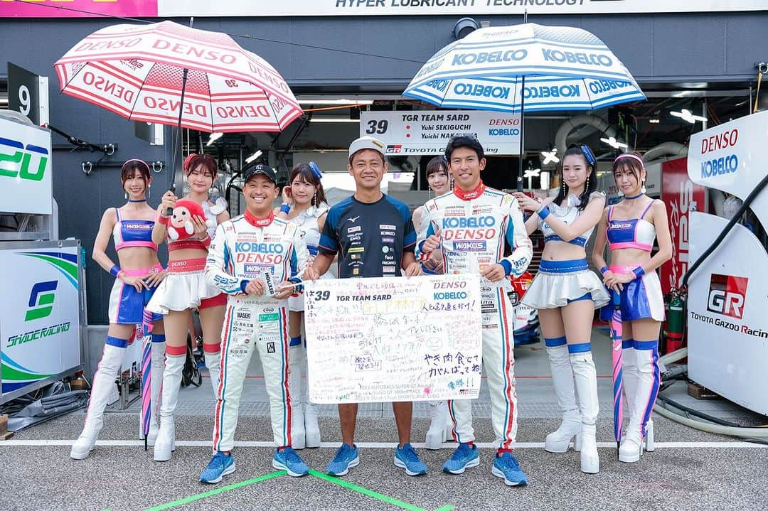 中山雄一のインスタグラム：「SUPER GT 第6戦 ⁡ 決勝は3位を獲得！！ ⁡ レース後半で勝負をする作戦を取ったので、関口選手は辛いマシン状況での走行となりましたが、ハイペースで周回を重ねてもらったことで、かなり良い展開でレースが進んでいました。しかしセーフティーカーの出動により、一時はゲームオーバーかと。。 ⁡ 関口選手の燃費走行の甲斐もあり、なんとか4位でコースに復帰することができ、4位でのゴールとなりました。 ⁡ 後半スティント重視の作戦はやはりうまく決まって、トップ集団との差を詰めることができていたので、残念なレース展開となりましたが、今回もまたおまけ付きで3位繰り上がり。  ここにきて、チャンピオン争いも射程に入り始めました。 富士、鈴鹿、SUGOとかなり調子がいいので、オートポリスも自信満々で挑みます！！ ⁡ チカラを分けてくれてありがとうございました！🫛🫛🫛  #supergt #tgrteamsard #grsupra」