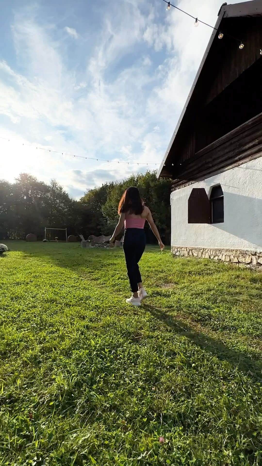 ラリサ・ヨルダケのインスタグラム：「Loc de poveste!🤍🌲🌸 @cuib.din.fagaras」