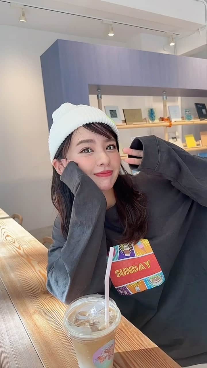 山田菜々のインスタグラム：「スミのロンT着て中目黒へ🪴  鼻にストロー合わせて遊んでる妹とそれを見て笑ってる お姉ちゃんを推せる猛者いる🙄？笑」