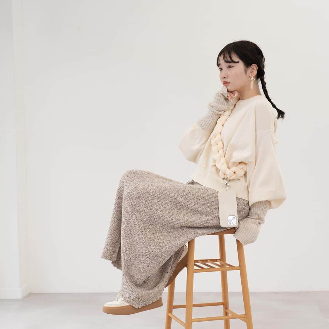 waco⭐️CHACOのインスタグラム：「\ ももたちゃんx CHACOコラボ2023 /  販売日 : 9月18日(月)21:00〜9月25日(月)23:59 販売場所 : CHACO ONLINE SHOP お届け予定: 10月下旬  ＊先着200名様限定購入特典＊  🌷ストラップ  4色  (クリームイエロー、ベージュ、グレー、ダークグレー)  もこもこのボリュームたっぷりのチャンキーニットを使ったストラップ。 携帯とカバーの間に挟めるストラップホルダー付き。  価格：6490円 (税込）5900円(税抜き) カラー:クリームイエロー、ベージュ、グレー、ダークグレー 素材: コットン、鉄、真鍮、亜鉛合金、TPU(熱可塑性ポリウレタン)、鉄 サイズ:約115cm  ＿＿＿＿＿＿＿＿＿＿＿＿＿＿  model @furumomo_t  camera @eiko_chaco  hairmake @michikononaka  accessories @wacochaco   ＿＿＿＿＿＿＿＿＿＿＿＿＿＿」