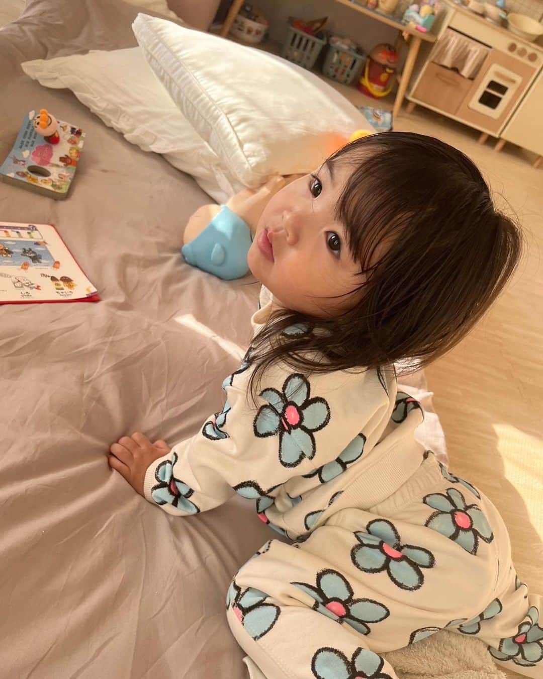はやめいのインスタグラム：「. 昨日の夜、突然発熱してしまい 今日は一日おうちでゆっくり していました 🏡   リビングにお布団を敷いて ゴロゴロ🐈  突発性発疹以外でははじめて のお熱🥹  ぐで〜っとしている時間も ありましたが38度あっても 元気に｢あそぼうよ〜！｣と 誘ってくれていました 💭💭  朝起きたら平熱に戻っていて 一安心(՞ o̴̶̷̤ ̫ o̴̶̷̤ ՞)  少し前にZARAで購入した お洋服が着たかったらしく 長袖長ズボンです 🌐  心配過ぎてゼリーや冷えピタや その他にも無駄に買いすぎて しまいました、、笑  #こども #こどものいる生活 #シングルマザー#シンママ#シンママライフ #こどものいる暮らし#キッズ #ママスタグラム#２歳7ヶ月 #むすめふく#プチプラコーデ#mamagirl#zarakids #zara  #ママファッション#ママコーデ #親子服#親子コーデ#キッズコーデ」