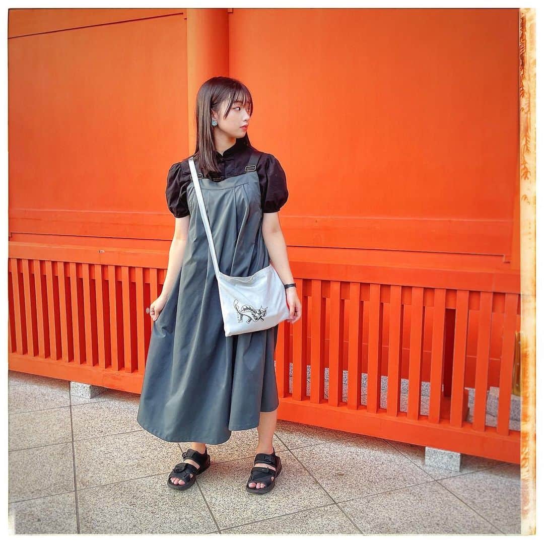 奥森皐月さんのインスタグラム写真 - (奥森皐月Instagram)「. . . 先日の舞台、劇団星乃企画第12回公演『宇宙に一番近い夏』が配信でご視聴いただけるようになりました！ . お芝居しているのはもちろん、劇中でピアノの演奏をしてレイラちゃんの歌の伴奏をしました。頑張った。それからこの作品のためににゃんぞぬデシ氏が書き下ろした楽曲も歌っています。本当に素敵な曲。 劇団星乃企画のXのダイジェスト映像でもお聴きいただけますし、ご覧いただけます。 . また、本編はもちろん特典映像がたくさんついています。舞台の公演後に行われたアフタートークの映像に加え、配信限定で出演者や脚本演出の星野さんやゲストが舞台について解説したり語ったりする映像も付いています。 特典映像を観た後に本編を見ると違う見方ができてとても面白いです。オススメ。 ラジオをきっかけに仲良くなる2人の女子高生の物語、素敵な作品なのでたくさんの方にご覧いただきたいです。 . 配信のURLなど、ストーリーズハイライト「舞台配信」からご確認いただけます！よろしくお願いいたします。  【配信期間】 10月9日(月・祝)23:59まで ※購入は10月9日(月・祝)21:00まで . . . QJWebにて『2023年上半期最強のお笑いコンテンツは？令和ロマン高比良、ダウ90000蓮見らと振り返る』という記事が公開されました！ . 令和ロマン高比良くるまさん、ダウ90000蓮見翔さん、作家の白武ときおさん、スカート澤部渡さん、フジテレビ原田和実さんという最強のお笑い通に混ぜていただいて上半期のお笑いコンテンツを語り尽くしました。 . 私もお笑いが好きであれこれ見ているつもりではありますが、お忙しいであろうみなさんが信じられない量のお笑いを見ていて幸せと恐怖を同じくらい感じました。もっとお笑い見なきゃな。 . 話題になったところからマイナーなところまで、幅広くお笑いが詰まった記事。必見です！ ストーリーズのURLからご覧いただけます。 . . . #奥森皐月 #QJWeb #お笑い #テレビ #ラジオ #コンテンツ #舞台 #配信 #ピアノ #レトロ #セミロング #チャイナ #チャイナシャツ #CASIO #岡本太郎 #サコッシュ #イヤリング #NIKE #サンダル #神社 #スターダストプロモーション」9月17日 22時07分 - satuki_okumori_official