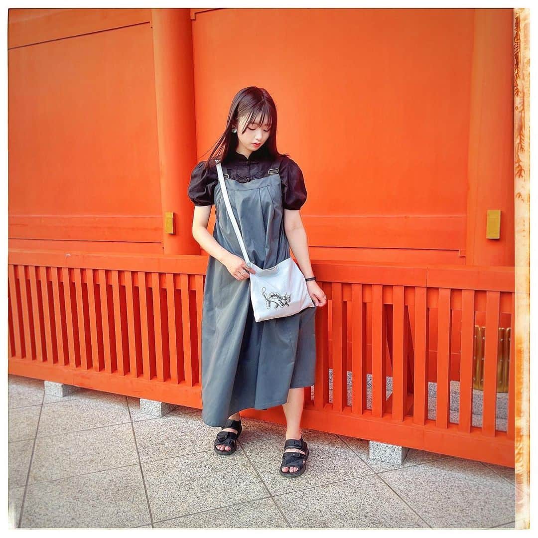 奥森皐月さんのインスタグラム写真 - (奥森皐月Instagram)「. . . 先日の舞台、劇団星乃企画第12回公演『宇宙に一番近い夏』が配信でご視聴いただけるようになりました！ . お芝居しているのはもちろん、劇中でピアノの演奏をしてレイラちゃんの歌の伴奏をしました。頑張った。それからこの作品のためににゃんぞぬデシ氏が書き下ろした楽曲も歌っています。本当に素敵な曲。 劇団星乃企画のXのダイジェスト映像でもお聴きいただけますし、ご覧いただけます。 . また、本編はもちろん特典映像がたくさんついています。舞台の公演後に行われたアフタートークの映像に加え、配信限定で出演者や脚本演出の星野さんやゲストが舞台について解説したり語ったりする映像も付いています。 特典映像を観た後に本編を見ると違う見方ができてとても面白いです。オススメ。 ラジオをきっかけに仲良くなる2人の女子高生の物語、素敵な作品なのでたくさんの方にご覧いただきたいです。 . 配信のURLなど、ストーリーズハイライト「舞台配信」からご確認いただけます！よろしくお願いいたします。  【配信期間】 10月9日(月・祝)23:59まで ※購入は10月9日(月・祝)21:00まで . . . QJWebにて『2023年上半期最強のお笑いコンテンツは？令和ロマン高比良、ダウ90000蓮見らと振り返る』という記事が公開されました！ . 令和ロマン高比良くるまさん、ダウ90000蓮見翔さん、作家の白武ときおさん、スカート澤部渡さん、フジテレビ原田和実さんという最強のお笑い通に混ぜていただいて上半期のお笑いコンテンツを語り尽くしました。 . 私もお笑いが好きであれこれ見ているつもりではありますが、お忙しいであろうみなさんが信じられない量のお笑いを見ていて幸せと恐怖を同じくらい感じました。もっとお笑い見なきゃな。 . 話題になったところからマイナーなところまで、幅広くお笑いが詰まった記事。必見です！ ストーリーズのURLからご覧いただけます。 . . . #奥森皐月 #QJWeb #お笑い #テレビ #ラジオ #コンテンツ #舞台 #配信 #ピアノ #レトロ #セミロング #チャイナ #チャイナシャツ #CASIO #岡本太郎 #サコッシュ #イヤリング #NIKE #サンダル #神社 #スターダストプロモーション」9月17日 22時07分 - satuki_okumori_official