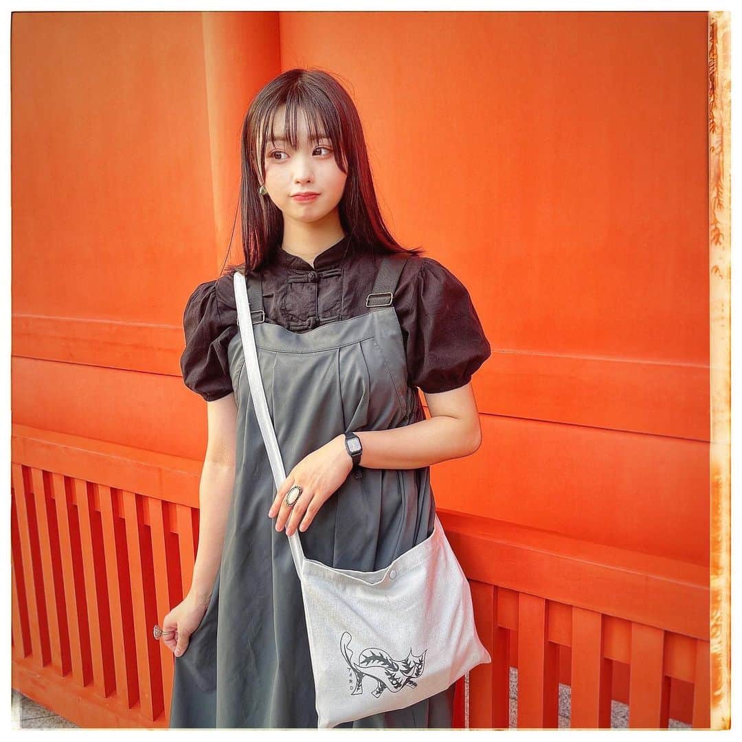 奥森皐月さんのインスタグラム写真 - (奥森皐月Instagram)「. . . 先日の舞台、劇団星乃企画第12回公演『宇宙に一番近い夏』が配信でご視聴いただけるようになりました！ . お芝居しているのはもちろん、劇中でピアノの演奏をしてレイラちゃんの歌の伴奏をしました。頑張った。それからこの作品のためににゃんぞぬデシ氏が書き下ろした楽曲も歌っています。本当に素敵な曲。 劇団星乃企画のXのダイジェスト映像でもお聴きいただけますし、ご覧いただけます。 . また、本編はもちろん特典映像がたくさんついています。舞台の公演後に行われたアフタートークの映像に加え、配信限定で出演者や脚本演出の星野さんやゲストが舞台について解説したり語ったりする映像も付いています。 特典映像を観た後に本編を見ると違う見方ができてとても面白いです。オススメ。 ラジオをきっかけに仲良くなる2人の女子高生の物語、素敵な作品なのでたくさんの方にご覧いただきたいです。 . 配信のURLなど、ストーリーズハイライト「舞台配信」からご確認いただけます！よろしくお願いいたします。  【配信期間】 10月9日(月・祝)23:59まで ※購入は10月9日(月・祝)21:00まで . . . QJWebにて『2023年上半期最強のお笑いコンテンツは？令和ロマン高比良、ダウ90000蓮見らと振り返る』という記事が公開されました！ . 令和ロマン高比良くるまさん、ダウ90000蓮見翔さん、作家の白武ときおさん、スカート澤部渡さん、フジテレビ原田和実さんという最強のお笑い通に混ぜていただいて上半期のお笑いコンテンツを語り尽くしました。 . 私もお笑いが好きであれこれ見ているつもりではありますが、お忙しいであろうみなさんが信じられない量のお笑いを見ていて幸せと恐怖を同じくらい感じました。もっとお笑い見なきゃな。 . 話題になったところからマイナーなところまで、幅広くお笑いが詰まった記事。必見です！ ストーリーズのURLからご覧いただけます。 . . . #奥森皐月 #QJWeb #お笑い #テレビ #ラジオ #コンテンツ #舞台 #配信 #ピアノ #レトロ #セミロング #チャイナ #チャイナシャツ #CASIO #岡本太郎 #サコッシュ #イヤリング #NIKE #サンダル #神社 #スターダストプロモーション」9月17日 22時07分 - satuki_okumori_official