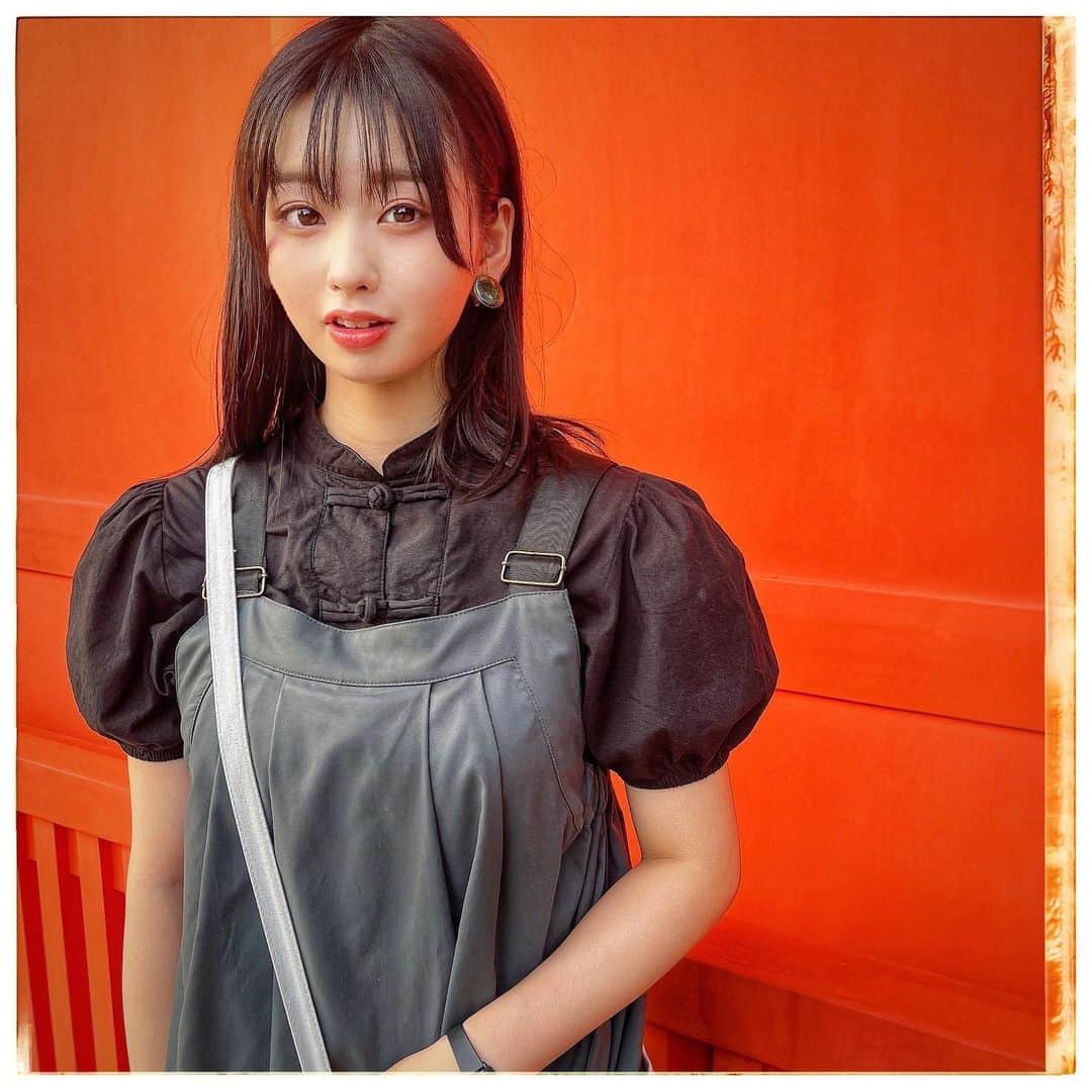 奥森皐月さんのインスタグラム写真 - (奥森皐月Instagram)「. . . 先日の舞台、劇団星乃企画第12回公演『宇宙に一番近い夏』が配信でご視聴いただけるようになりました！ . お芝居しているのはもちろん、劇中でピアノの演奏をしてレイラちゃんの歌の伴奏をしました。頑張った。それからこの作品のためににゃんぞぬデシ氏が書き下ろした楽曲も歌っています。本当に素敵な曲。 劇団星乃企画のXのダイジェスト映像でもお聴きいただけますし、ご覧いただけます。 . また、本編はもちろん特典映像がたくさんついています。舞台の公演後に行われたアフタートークの映像に加え、配信限定で出演者や脚本演出の星野さんやゲストが舞台について解説したり語ったりする映像も付いています。 特典映像を観た後に本編を見ると違う見方ができてとても面白いです。オススメ。 ラジオをきっかけに仲良くなる2人の女子高生の物語、素敵な作品なのでたくさんの方にご覧いただきたいです。 . 配信のURLなど、ストーリーズハイライト「舞台配信」からご確認いただけます！よろしくお願いいたします。  【配信期間】 10月9日(月・祝)23:59まで ※購入は10月9日(月・祝)21:00まで . . . QJWebにて『2023年上半期最強のお笑いコンテンツは？令和ロマン高比良、ダウ90000蓮見らと振り返る』という記事が公開されました！ . 令和ロマン高比良くるまさん、ダウ90000蓮見翔さん、作家の白武ときおさん、スカート澤部渡さん、フジテレビ原田和実さんという最強のお笑い通に混ぜていただいて上半期のお笑いコンテンツを語り尽くしました。 . 私もお笑いが好きであれこれ見ているつもりではありますが、お忙しいであろうみなさんが信じられない量のお笑いを見ていて幸せと恐怖を同じくらい感じました。もっとお笑い見なきゃな。 . 話題になったところからマイナーなところまで、幅広くお笑いが詰まった記事。必見です！ ストーリーズのURLからご覧いただけます。 . . . #奥森皐月 #QJWeb #お笑い #テレビ #ラジオ #コンテンツ #舞台 #配信 #ピアノ #レトロ #セミロング #チャイナ #チャイナシャツ #CASIO #岡本太郎 #サコッシュ #イヤリング #NIKE #サンダル #神社 #スターダストプロモーション」9月17日 22時07分 - satuki_okumori_official