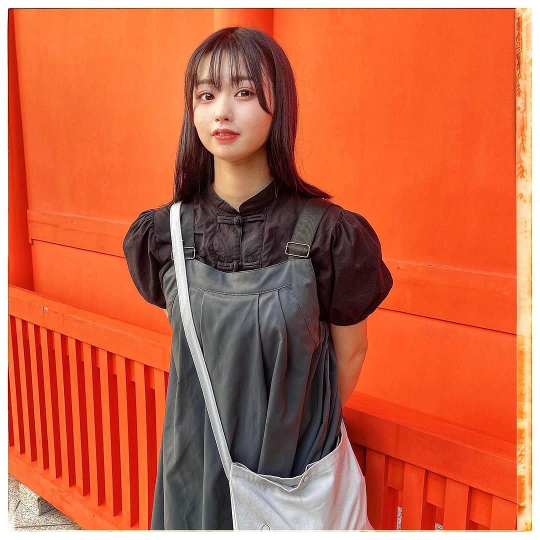 奥森皐月さんのインスタグラム写真 - (奥森皐月Instagram)「. . . 先日の舞台、劇団星乃企画第12回公演『宇宙に一番近い夏』が配信でご視聴いただけるようになりました！ . お芝居しているのはもちろん、劇中でピアノの演奏をしてレイラちゃんの歌の伴奏をしました。頑張った。それからこの作品のためににゃんぞぬデシ氏が書き下ろした楽曲も歌っています。本当に素敵な曲。 劇団星乃企画のXのダイジェスト映像でもお聴きいただけますし、ご覧いただけます。 . また、本編はもちろん特典映像がたくさんついています。舞台の公演後に行われたアフタートークの映像に加え、配信限定で出演者や脚本演出の星野さんやゲストが舞台について解説したり語ったりする映像も付いています。 特典映像を観た後に本編を見ると違う見方ができてとても面白いです。オススメ。 ラジオをきっかけに仲良くなる2人の女子高生の物語、素敵な作品なのでたくさんの方にご覧いただきたいです。 . 配信のURLなど、ストーリーズハイライト「舞台配信」からご確認いただけます！よろしくお願いいたします。  【配信期間】 10月9日(月・祝)23:59まで ※購入は10月9日(月・祝)21:00まで . . . QJWebにて『2023年上半期最強のお笑いコンテンツは？令和ロマン高比良、ダウ90000蓮見らと振り返る』という記事が公開されました！ . 令和ロマン高比良くるまさん、ダウ90000蓮見翔さん、作家の白武ときおさん、スカート澤部渡さん、フジテレビ原田和実さんという最強のお笑い通に混ぜていただいて上半期のお笑いコンテンツを語り尽くしました。 . 私もお笑いが好きであれこれ見ているつもりではありますが、お忙しいであろうみなさんが信じられない量のお笑いを見ていて幸せと恐怖を同じくらい感じました。もっとお笑い見なきゃな。 . 話題になったところからマイナーなところまで、幅広くお笑いが詰まった記事。必見です！ ストーリーズのURLからご覧いただけます。 . . . #奥森皐月 #QJWeb #お笑い #テレビ #ラジオ #コンテンツ #舞台 #配信 #ピアノ #レトロ #セミロング #チャイナ #チャイナシャツ #CASIO #岡本太郎 #サコッシュ #イヤリング #NIKE #サンダル #神社 #スターダストプロモーション」9月17日 22時07分 - satuki_okumori_official
