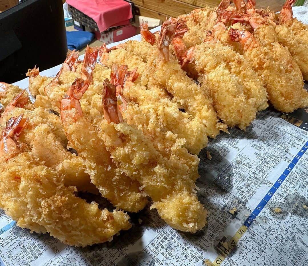阿諏訪泰義のインスタグラム：「実家のエビフライの量よ」