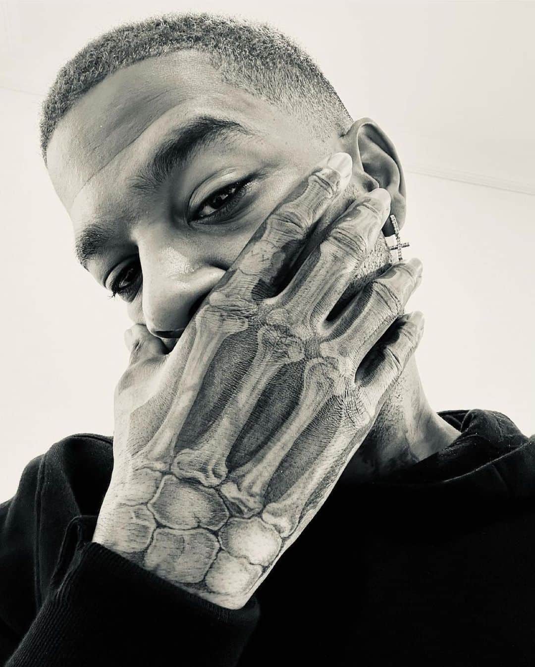 KAWSONEのインスタグラム：「Good morning… 👀 @kidcudi @_dr_woo_  #KAWS」