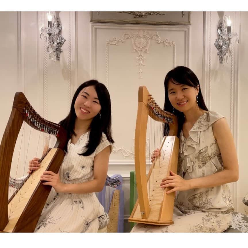 松岡みやびのインスタグラム：「ミヤビメソード講師 with the miyabimethod teacher,Mikako  #soundofmusic medoley  秋田県支部教室の 美香子先生が @mikako.harp   東京までレッスンに来てくれました☺️💛  今年の12月発表会に向けて 音大受験やコンクール課題曲の 定番作品  サルツェード古代様式の主題による変奏曲  にチャレンジして1日5時間練習してくれています🔥  クリス教本下巻に掲載する 合奏曲  #サウンドオブミュージック   のアレンジも 手伝ってくれました💜  美香子先生 ありがとうございます🙏  #たけいみき #アクセサリー プレゼントも感謝✨」