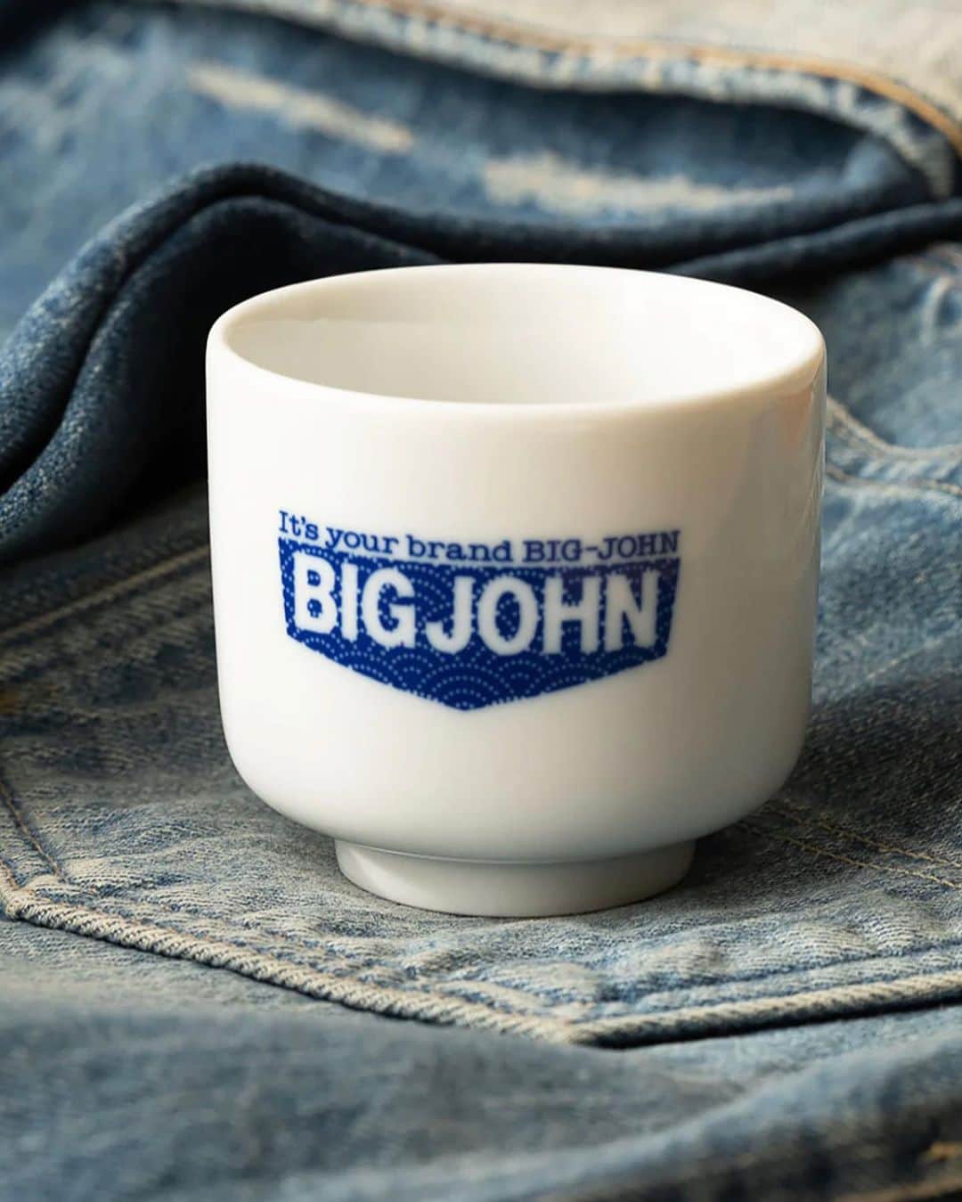 BIG JOHNさんのインスタグラム写真 - (BIG JOHNInstagram)「【 BIG JOHN SAKE CUP 】  BIG JOHNのベースボールマークを青海波柄で描きました。  児島は昔、島だった。 故に綿花栽培が盛んとなり、繊維製品が作られるようになる。  児島の海を表現したお猪口で、美味しいお酒をいかがでしょうか！  matsu  @bigjohnjeans  @bigjohnshop  @bigjohntokyo  @bigjohnosaka  #bigjohn #bigjohnjeans #ビッグジョン #okayama #kurashiki #kojima #ジーンズ #デニム #denim #fashion #ootd #jeans #love #madeinjapan #rarejeans  #japan  #model #flagshipmodel #アメカジ  #日本酒🍶  #オリジナル #伝統 #革新 #ヴィンテージ #職人技 #職人 #お猪口 #青海波 #アメカジ男子」9月17日 22時10分 - bigjohnjeans