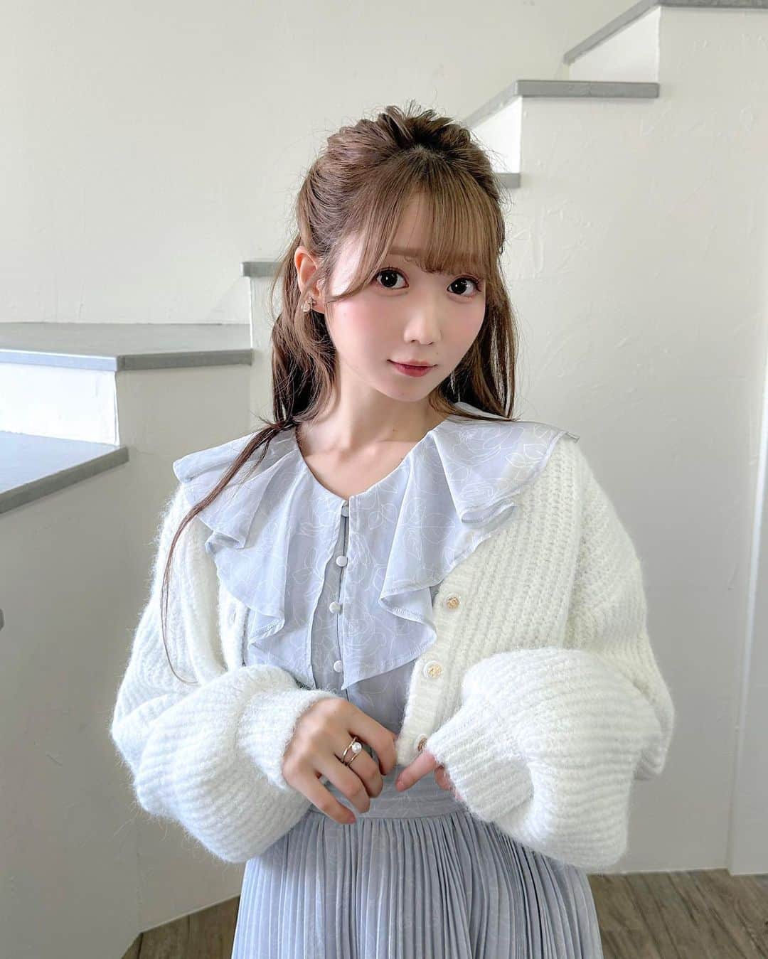 大谷映美里のインスタグラム：「新作詰め合わせ🫣💕 🐈ショート丈カーディガン ほわほわ〜っとした糸でこれからの季節にぴったりな1枚☃️ ワンピにもボトムスにも相性◎❕ オフショルにして着るのも可愛いよ🌨️ 🐈デニムスカート サイドのカットアウトが華奢見えポイント✊🏻 ポケットにはさりげなくロゴの刺繍があるよ〜🪡 ネイビーとブラックの2色👖最後の3枚がブラックです❤︎ web store 9/19(tue)20:00〜🤍  合わせてるワンピとニットとキャップは 今月末の26日発売だよ〜꒰ᐢ⸝⸝•༝•⸝⸝ᐢ꒱ #RoseMuse」