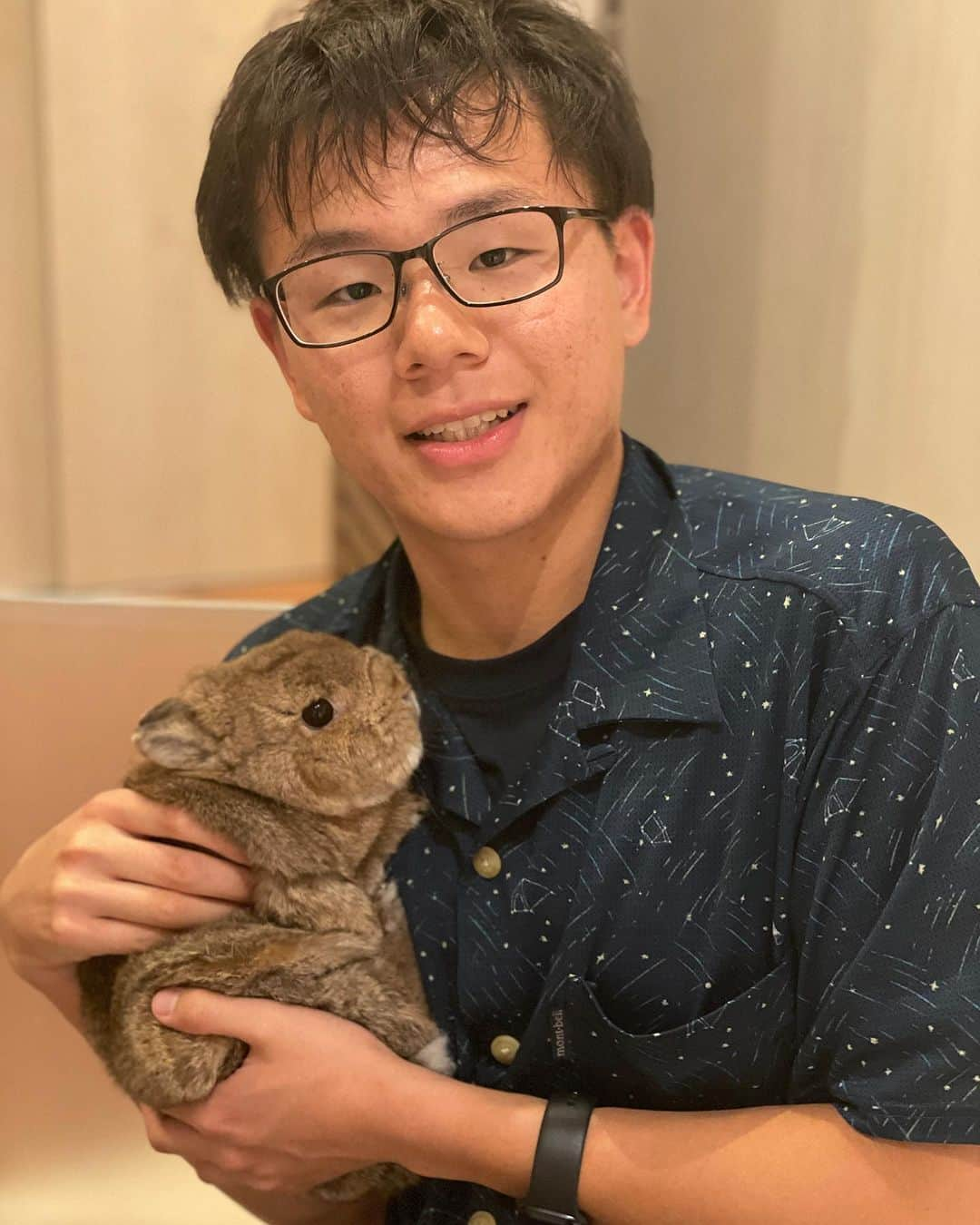 河島あみるのインスタグラム：「🐰ちょっと💢私の出番すくなくない？？ わたあめ犬🐻‍❄️とばっか写真撮ってるよね💢  お兄ちゃんおめでとう♡  （リロがお子ちゃますぎて、まだ対面させていないのです💦）  #うさぎのことちゃん #うさぎと犬のいる暮らし  #ネザーランドドワーフ #うさぎ部」