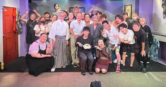 武田知大さんのインスタグラム写真 - (武田知大Instagram)「本当にびっくりしました😭昼公演後に謎の全体集合ありまして、なんだろうと思ってたら…キャスト様、スタッフ様、勢揃いでお祝いして頂きました。この座組で37歳のスタート幸せすぎます😭 そんな素敵な座組… #ネコチャカ で過ごせるのもあと1日！ 皆様37歳の武田も宜しくお願い致します！ #猫にチャカ」9月17日 22時21分 - tomohir0917