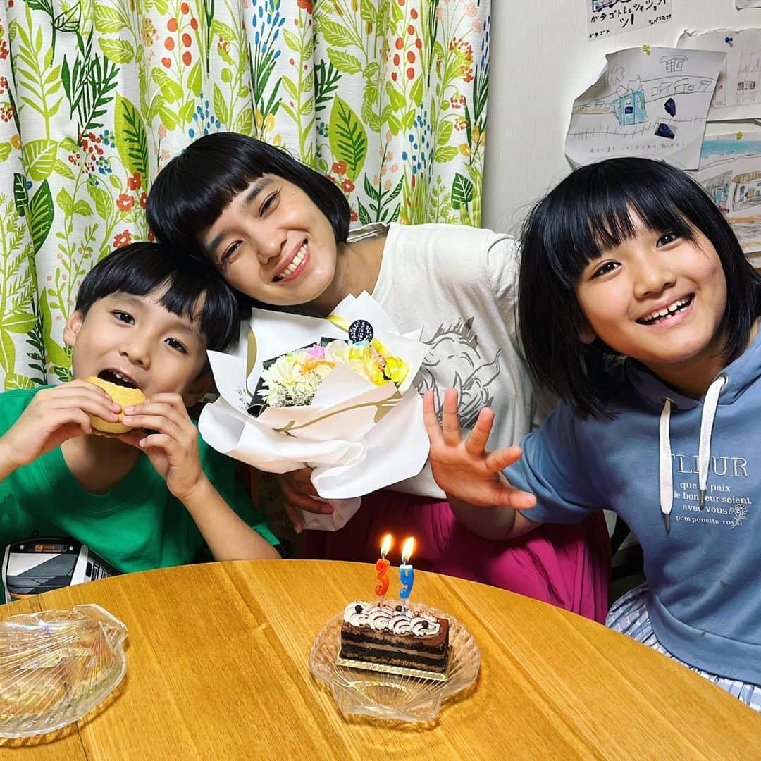 山口尚美のインスタグラム：「今日はわたくしの39歳のお誕生日でした🎉🎂子供もこんなに大きくなり私も30代最後とか信じられないね🥹‼️ほんと幾つになっても挙動不審な私に構ってくださる皆様には感謝しかありません😭❣️いつも本当にありがとうございます🙇‍♀️🌈✨ちなみに明日18日の21時位にwebshopを始める予定なのでお楽しみにです…😇🎁☁️」