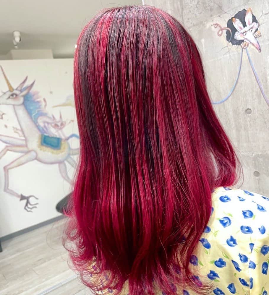 チアキコハラのインスタグラム：「🍒🍒🍒🍒🍒🍒 New color🍒🍒🍒🍒🍒🍒🍒🍒🍒🍒🍒🍒🍒🍒🍒🍒🍒 美容院の内装も描かせてもらってます  #chiakikohara  #はっしゅたぐの使い方わからない  #カラトリ #ヘアカラー #制作ももうすぐ折り返し #やばい」