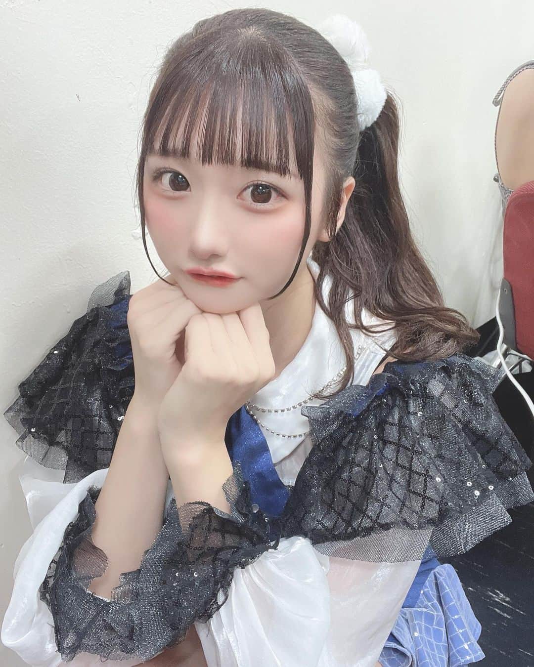 夢実あすかのインスタグラム：「白ぽんぽんサイドポ!!🫶🏻 ． 前髪切りすぎた（т-т）学ばなくて泣きそうたしかに1.5cmくらいざっくりいったからな‎(ᐡ ′̥̥̥ ˙̫ ‵̥̥̥ ᐡ)笑  ．  ． #japaneseidol #japanesegirl #idol #instagood #instalike #selca #followforfollowback #selfie #today #ootd #dailylook #instafashion #followme #アイドル前髪 #makeup #今日のコーデ  #アイドル  #ぱっつん前髪  #アイドルメイク  #ポニーテール #いいね返し #自撮り #自撮り女子 #自撮り界隈 #推してください #ヘアアレンジ #オフショル #簡単ヘアアレンジ #アイドル衣装 #サイドポニー」
