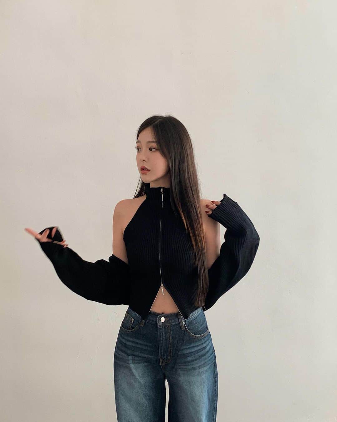 ユビンのインスタグラム：「머리 잘라야 되는데 .. 급한대루 집에서 셀프로 끝에 다듬었지롱 😖  #모어리즈 #moreliz」