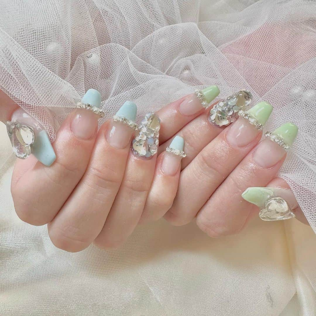 浅井マリサさんのインスタグラム写真 - (浅井マリサInstagram)「new nail🐈‍⬛💚  ラスト夏ネイルにしたよ🥹ずっとやりたかった緑と青ネイル💅🏻 大好きな色とちゅるちゅるでモチベーション上がりまくり😭🩵💚 こんなにガッツリフレンチにするのは初かも🤭カワイ〜〜😭🆙‼️💧  今回も本当に本当にカワイイネイルをありがとうございます🌙✨️ @ribbon.nail_official  @ribbon.nail_chihori」9月17日 22時19分 - marisa_a_egg