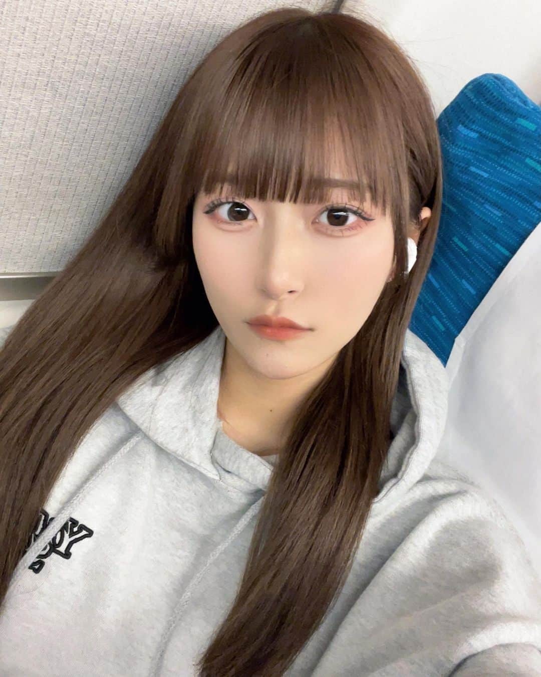 山本優菜さんのインスタグラム写真 - (山本優菜Instagram)「パーカー着たすぎて暑いけど着ちゃった  新幹線の中は快適だった~  #パーカー #youngersong」9月17日 22時19分 - yamamoto__yuna