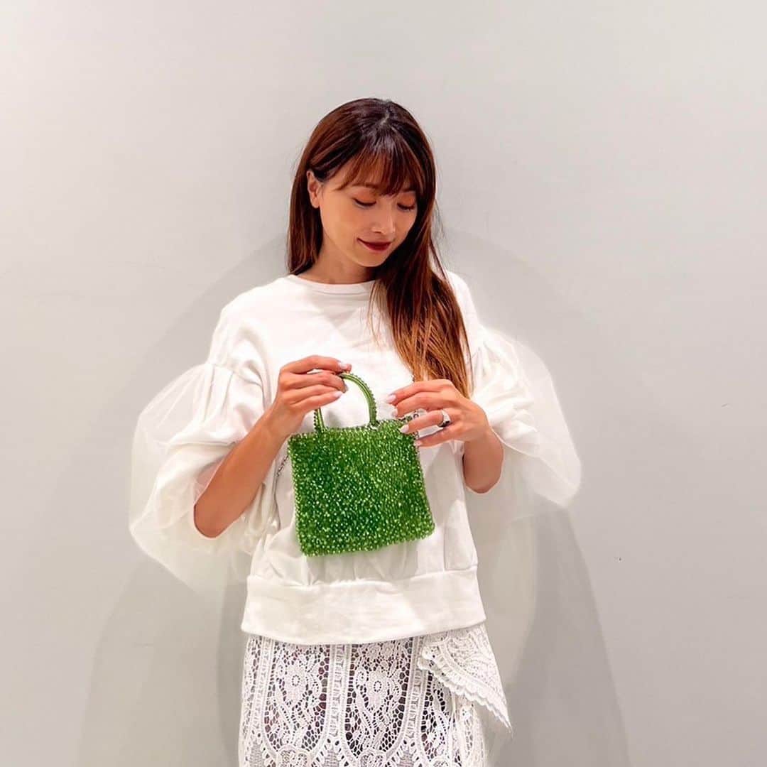 ヨンアのインスタグラム：「ANTEPRIMAのバッグはキラキラしていてとってもかわいい😍✨ シャンパングリーンがコーディネートのアクセントになって気分があがります💚💚  ヨンアTVでも沢山コーディネートしたので見てくださいね💋  @anteprima_japan  #ANTEPRIMA #アンテプリマ」