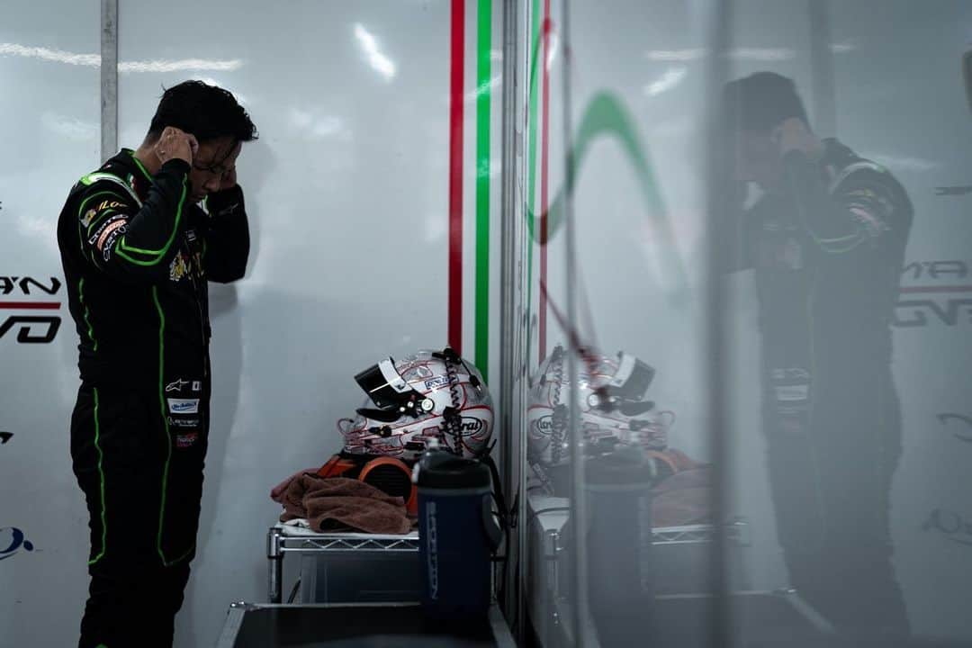 松浦孝亮さんのインスタグラム写真 - (松浦孝亮Instagram)「Super GT Rd.6 菅生 決勝　P11→P19  P11位からスタートした決勝。坂口がスタートを担当し、序盤はP9を走行。 まずまずの展開で進んでいましたが、36周目のSCで全てを失ってしまいました。 菅生のサーキットは1周が短く、ピットに先に入っても1周遅れになってしまいます。 私の中では、あのタイミングでSCが出ても、先にピットを済ませた組より1周前に居られると思っていましたが、スーパーGTは500クラスと300クラスの混走の為、500クラスを中心にSCの運用をしています。 要は、SCが出たタイミングで500クラスのトップがどこに居るのか？が全てなのです。 そのタイミングの悪さで、我々はピットを先に済ませたチームの1周前に居るはずでしたが、SC中の隊列の組み直しで多くの先に入ったチームが同一ラップになってしまいました。 我々は、リスタート後に次の作戦に切り替えて、坂口選手で引っ張りましたが、私がピットを出るとP12にドロップ。 ハイペースで走るも、残りの2周で燃欠になり、ピットでスプラッシュ給油。 グズグズなレースになってしまい、P19でゴールしました。  期待していた菅生レース。やはり、スーパーGTは難しい。 でも、だからやり甲斐があって面白い。だから、結果を出せた時は尚更嬉しいんです。 もっともっと上を目指して頑張ります。 #lamborghini #lamborghinihuracangt3 #jloc #supergt」9月17日 22時29分 - ko_matsuura