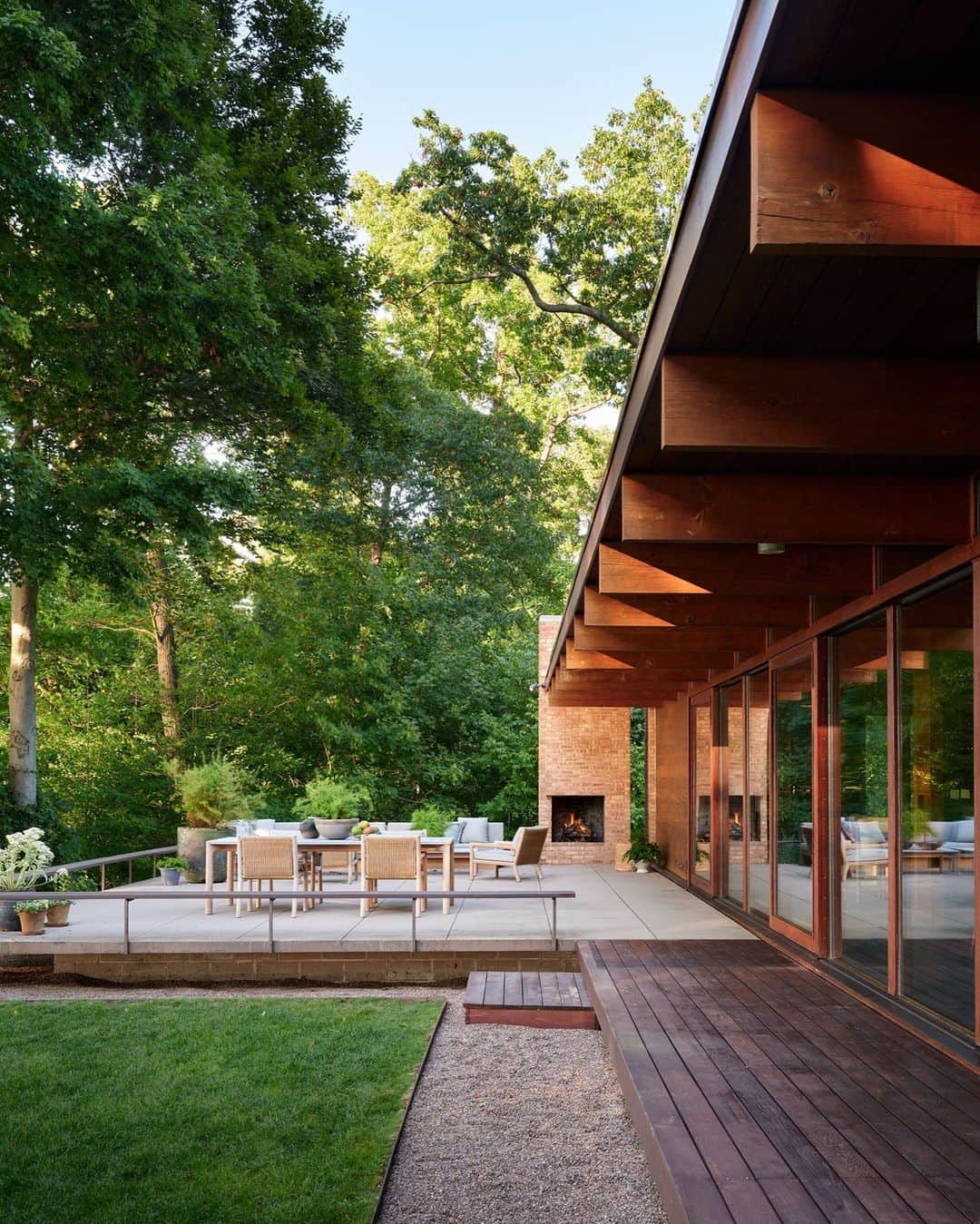 のインスタグラム：「Chicago-area architect Celeste Robbins (@robbinsarchitecture) wasn’t in the market for a weekend getaway, but it was love at first sight when she laid eyes on a low-slung 1956 residence designed by architect Winston Elting overlooking Lake Michigan. “A client had contacted me about doing some work on the residence, but in the end they decided not to purchase it,” recalls Robbins. “It was a completely spontaneous decision to put in an offer, but I love the mid-20th-century vocabulary and the two-acre site is fabulous.” The living room opens up onto a serene outdoor terrace—the perfect spot to take in the view.   To see inside this midcentury gem, click the link in our bio. Written by @alyssawbird. Photographed by @rogerdaviesphotography.」