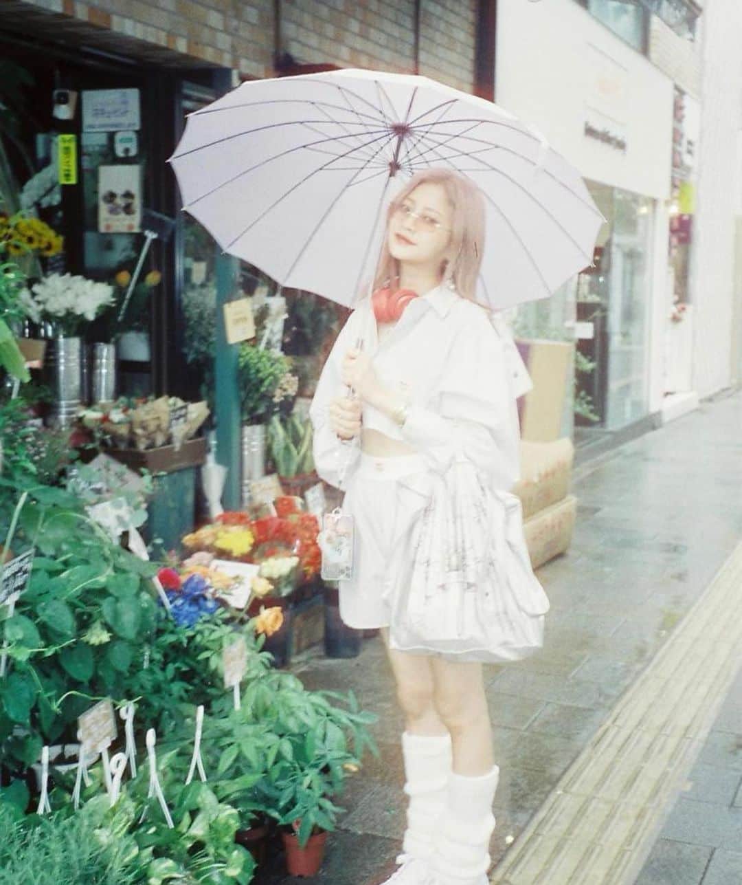hibikiさんのインスタグラム写真 - (hibikiInstagram)「紫色の傘買ったの ゲリラ豪雨がひどかった日 雨の日あんまり好きになれないけど 傘さすのも悪くないなって思えた☔️❤︎  今日もいい日だったな みんなありがとう💋💜」9月17日 22時22分 - hibiki_lol