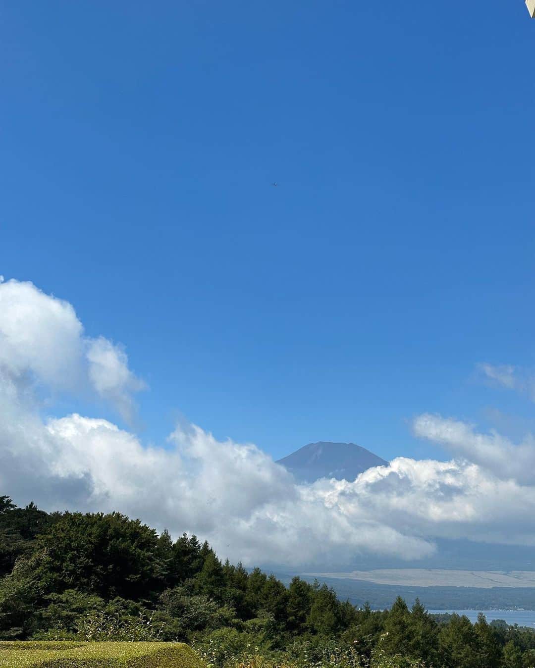 松井貴香さんのインスタグラム写真 - (松井貴香Instagram)「.  ばあちゃん旅行👵🏻♡in山中湖  去年は軽井沢に旅行へ行って 今年も涼しくなったら どこかへ行こうねと話してて実現☺️🫶🏻  富士山は曇で見え隠れしてるけど 明日は綺麗に見えるといいな🗻  人生初のスワンボートも楽しかった🦢‼︎  プクのお土産もばっちり🐷笑  .」9月17日 22時23分 - kiko414_m