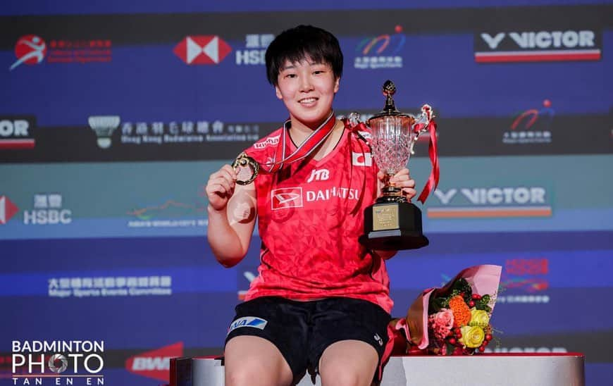 山口茜のインスタグラム：「..  Hong Kong Open 2023🥇🏆  たくさんの応援、ありがとうございました。　  またひとつ思い出増えました。  くまモンTシャツシリーズも楽しんでもらえていたら、嬉しいです！  Thank you for your support 🇯🇵🇭🇰🌏  📸cr: @badmintonphoto_official」