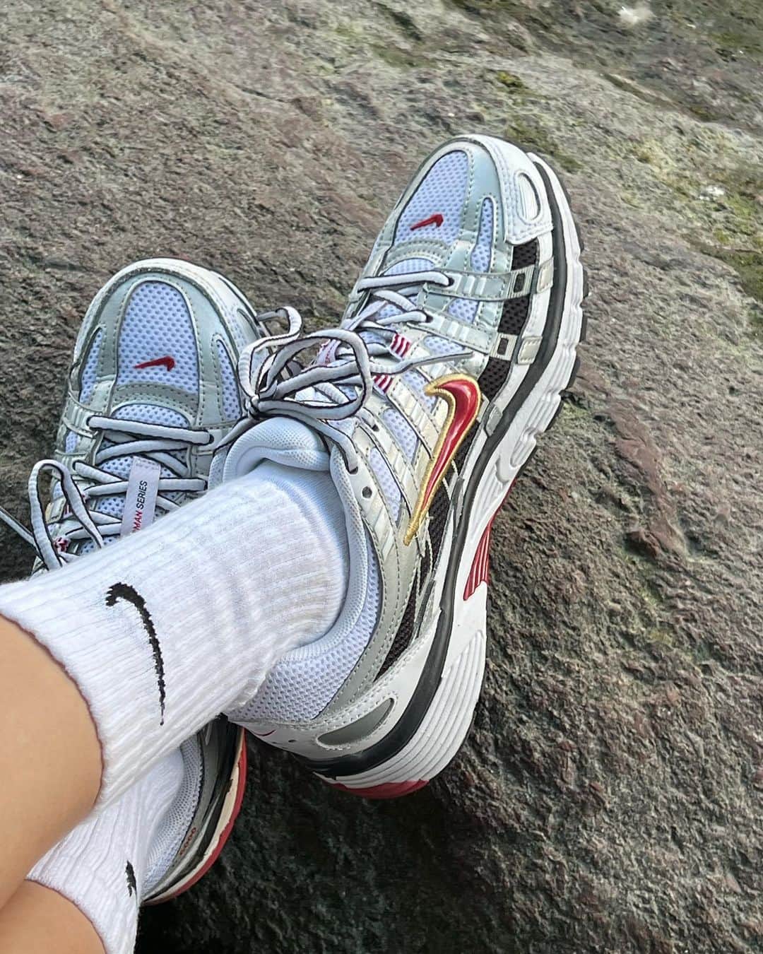 鈴本美愉のインスタグラム：「👟🤍」