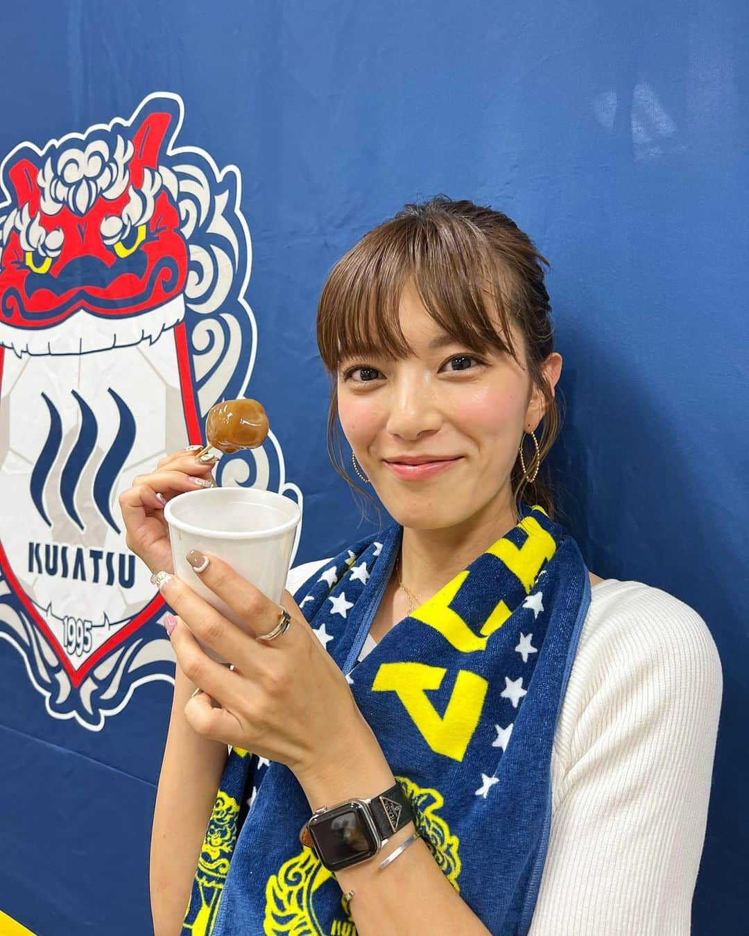 三谷紬さんのインスタグラム写真 - (三谷紬Instagram)「♨️💙💛 #ザスパクサツ群馬 に JOYさんとお邪魔してきました♡ めっっちゃくちゃ温かいスタジアム。 群馬愛に溢れたスタグルも最高でした🍴 私が持っているのは赤城和牛の牛丼と 群馬県産こんにゃくを使った玉こんにゃく！！ どちらも美味しかったです🥺 サポーターの皆さんが本当に暖かくて。 三谷コールまでしてくださいました😭 本当にありがとうございました！ 群馬の“大スター”JOYさんが 終始盛り上げてくださって とっても楽しいロケでした！ ラブＪリーグで後日放送予定です♡ * #ラブjリーグ#ラブj#ラブ#jリーグ#jleague#j2#ザスパクサツ群馬#thespakusatsugunma#ザスパ#草津#群馬#gunma#joy さん#スタグル#スタジアムグルメ#stadium#gourmet#牛丼#こんにゃく#テレビ朝日#アナウンサー#三谷紬」9月17日 22時25分 - mitani_tsumugi