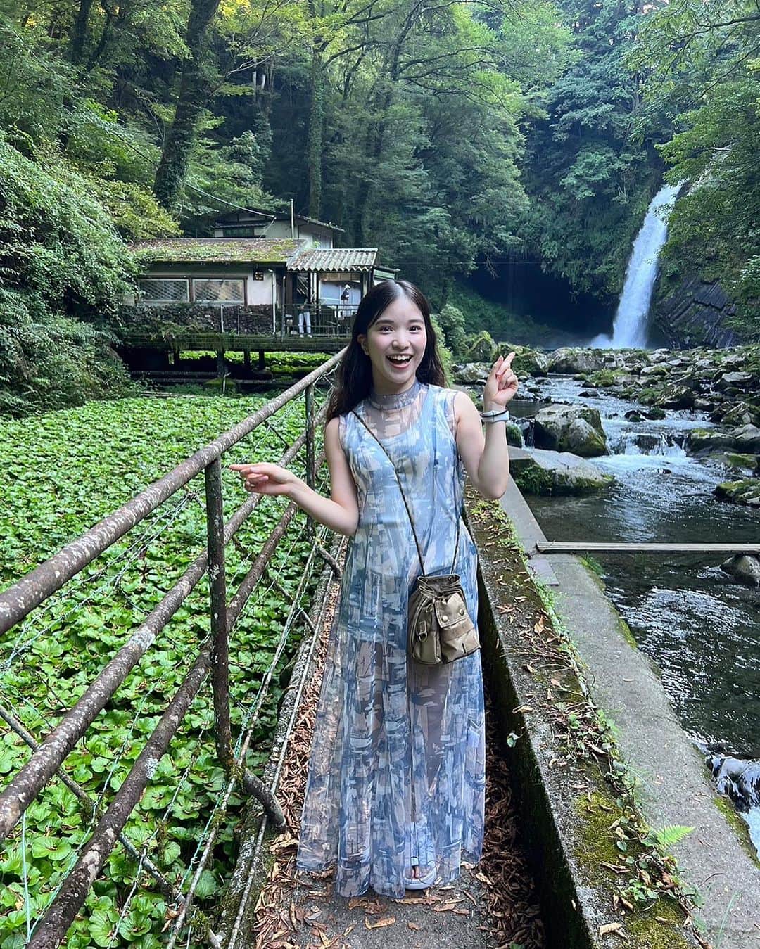 仮谷せいらのインスタグラム：「石川さゆり さんの楽曲 "天城越え" が大好きで、、、 歌詞に出てくる場所を巡ってきました🥹💖  ①左 わさび沢、 右 浄蓮の滝 ②天城隧道(旧天城トンネル) ③寒天橋 ④浄蓮の滝の所にある歌碑  実はこの日の前日に 石川さゆりさんの天城越えを 生でライブ聴ける機会がありまして…🥹 泣きながら聴いてしまったよ…  力強くてかっこよくて、 でも歌詞に見える少し弱い女心みたいなものも 華麗で美しくて、、、、  大好きな楽曲に出てくる実際の場所に行けて 本当に嬉しかったし、感激。。 自然豊かで素敵な場所でした…❤️‍🔥  浄蓮の滝の水が落ちる勢いは、 さゆりさんの歌声みたいに強くてすごかったなぁ🔥  #石川さゆり #天城越え #浄蓮の滝 #わさび沢 #天城隧道 #寒天橋  …因みに、結婚2周年の旅行で 連れてってもらいました。笑」