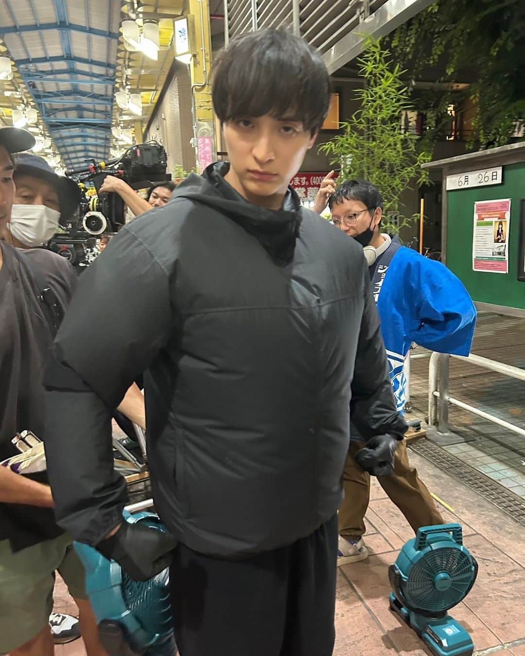 のインスタグラム：「🎋#昴 商店街でマッチョに！？💪  めちゃくちゃ暑い中、 長袖ジャンパーで撮影🎬 暑さ対策で扇風機をあてていたら マッチョな昴の出来上がり🙆‍♀️  #ハレラブ 第7話TVerで配信中です🎋🫶🏻 https://tver.jp/episodes/ep7632ukwb  #ハレーションラブ #毎週土曜よる11時30分 ❗️ #一ノ瀬颯」