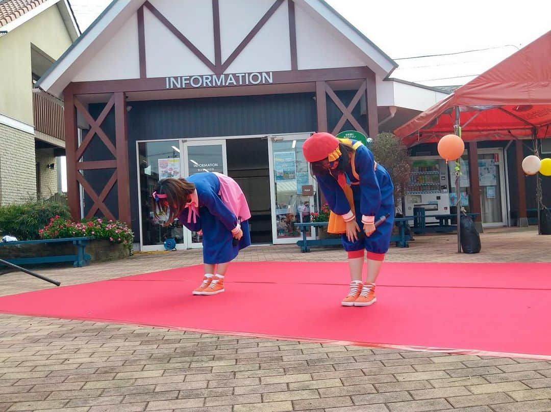 加藤一華さんのインスタグラム写真 - (加藤一華Instagram)「. 昨日は 茨城 古河住宅公園 栃木 小山住宅公園にて イベントでした🏠✨  すてきなお家がいっぱいで ルームツアーさせていただくだけでも 楽しい、、！😳🌈✨  そして前日の雨が嘘みたいに 晴れてよかった〜☺️🌼  みなさんレジャーシートを敷いて 広場に集まってくださって⛲️ なんだか運動会みたいでわくわく😆🎒  初めての栃木県も、 たーーくさんの方が 会いに来てくださって😳🙌 またお友達が増えた！☺️🌟  暑い中ご来場ありがとうございました😆🌱  次みんなに会えるのは いよいよオーケストラコンサートに なりそうです！🎻🌈  毎週木曜日の生配信も ぜひ遊びに来てくださいね♪  #親子イベント  #親子コンサート #ファミリーコンサート #ファミリーイベント  #子連れお出かけ  #子連れイベント  #なるも知らない9枚目😴 #かわいいお手紙🫶💌  #ボンボンアカデミー #いちなる」9月17日 22時32分 - ichika_kato